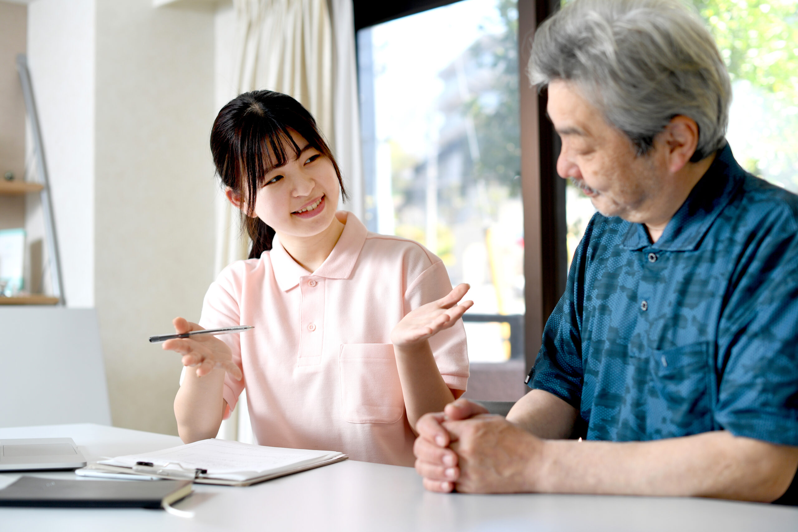 高齢者と会話する女性スタッフ