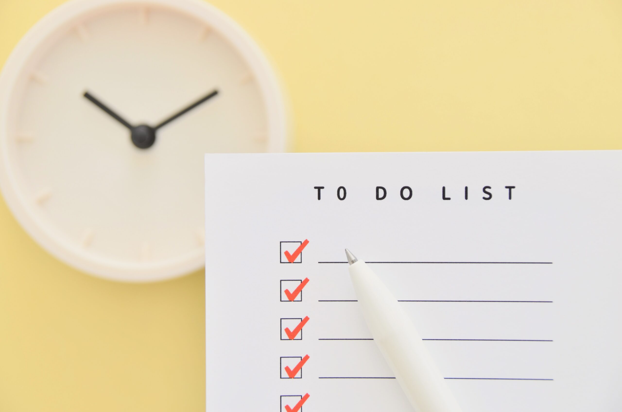 時計が背景のToDoリスト