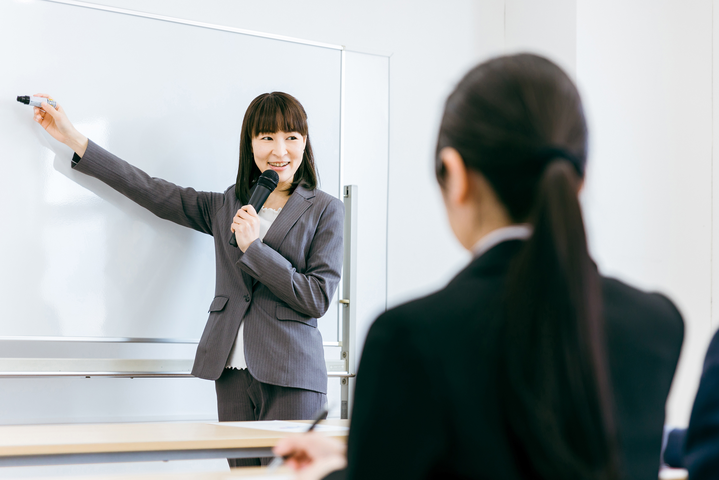 セミナー・プレゼンをする女性講師