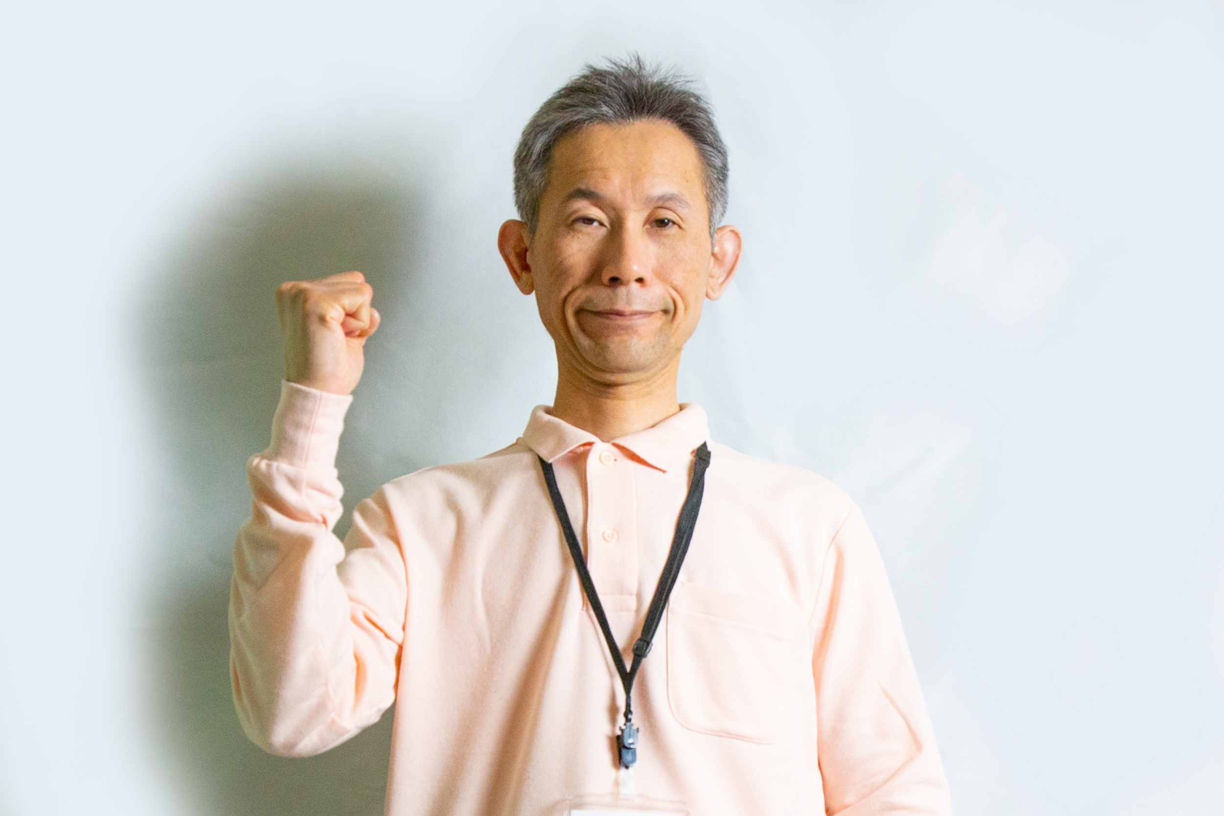 ガッツポーズをする中年男性労働者