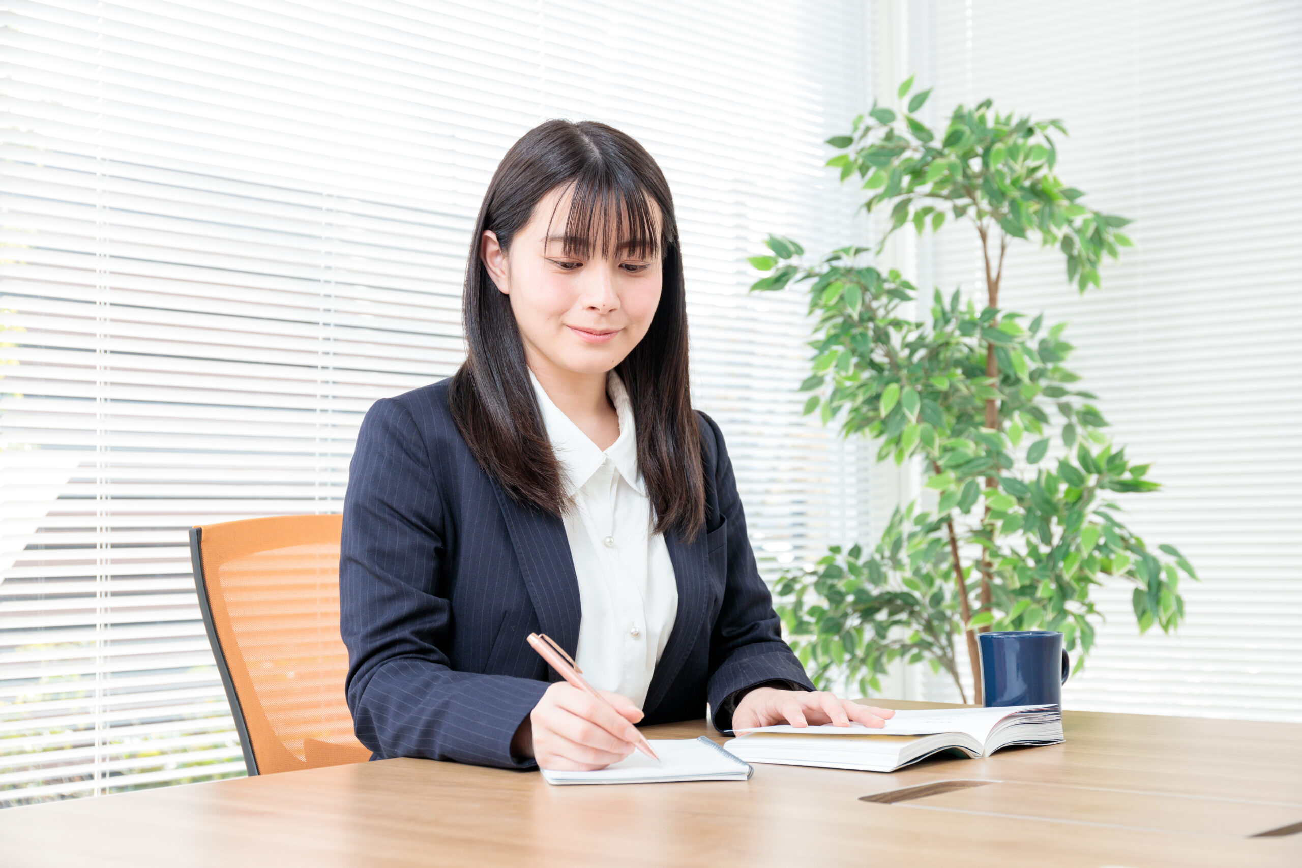 書類作りや勉強をしている女性