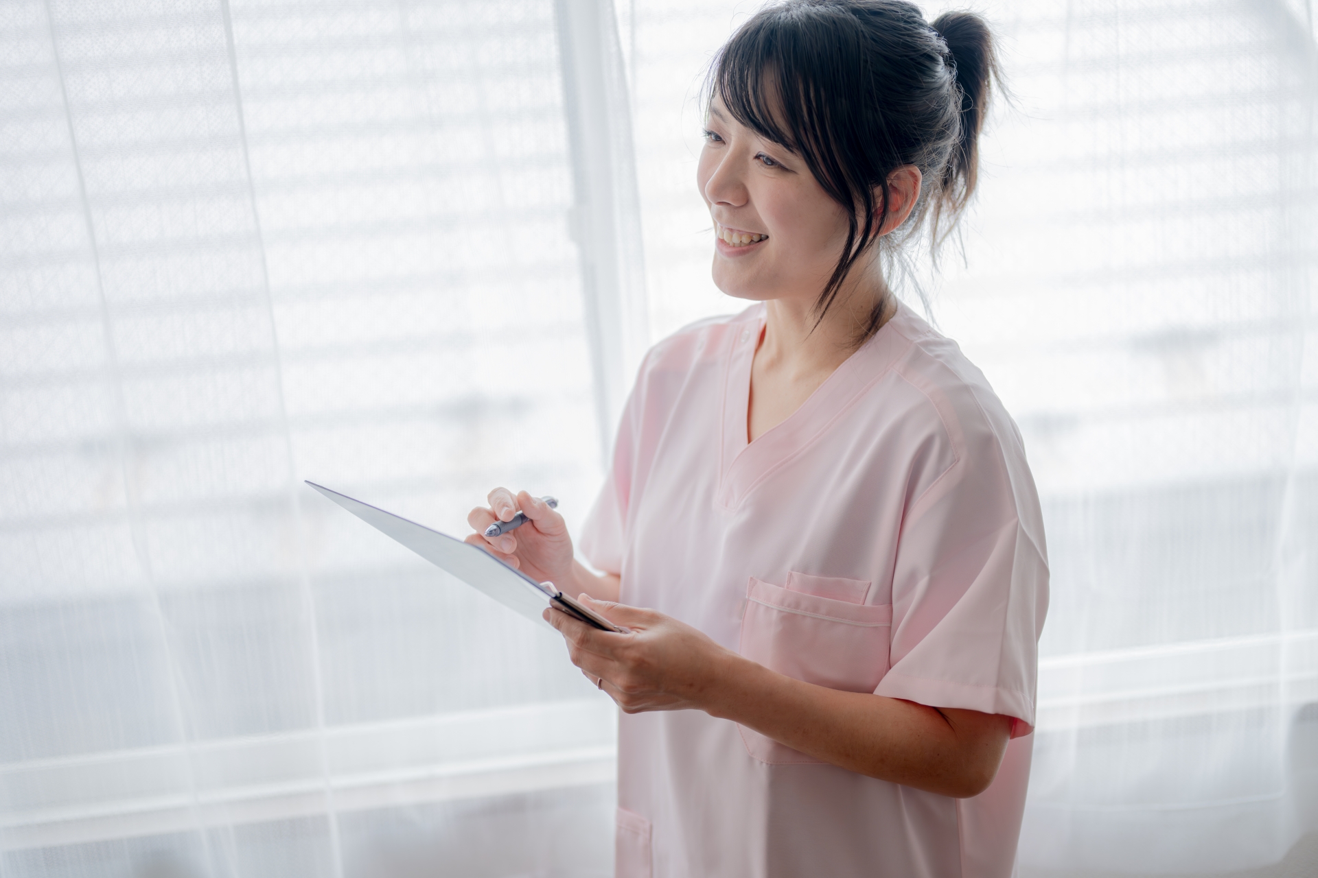 笑顔で聞き取る医療系女性