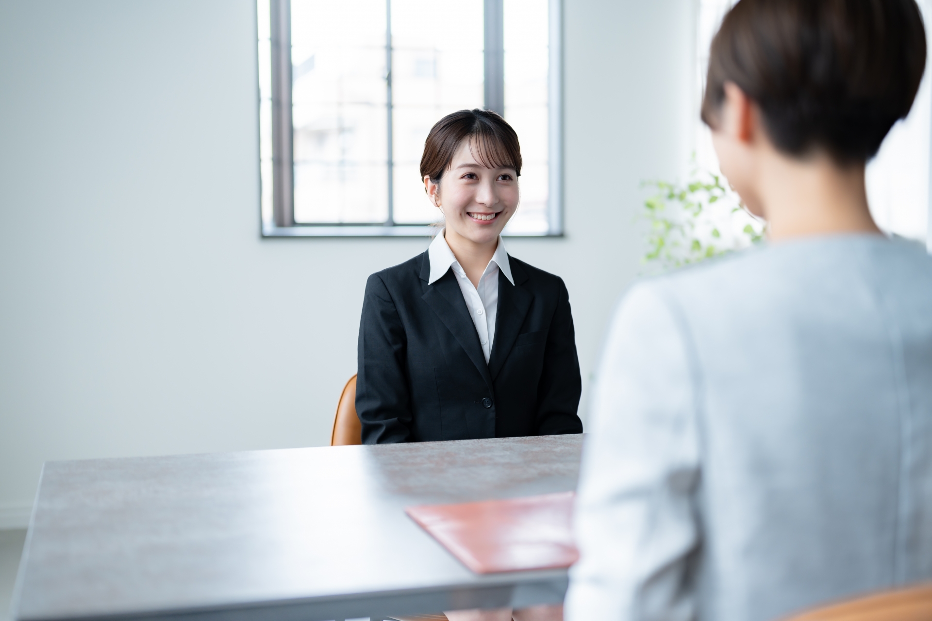 面接を受ける女性