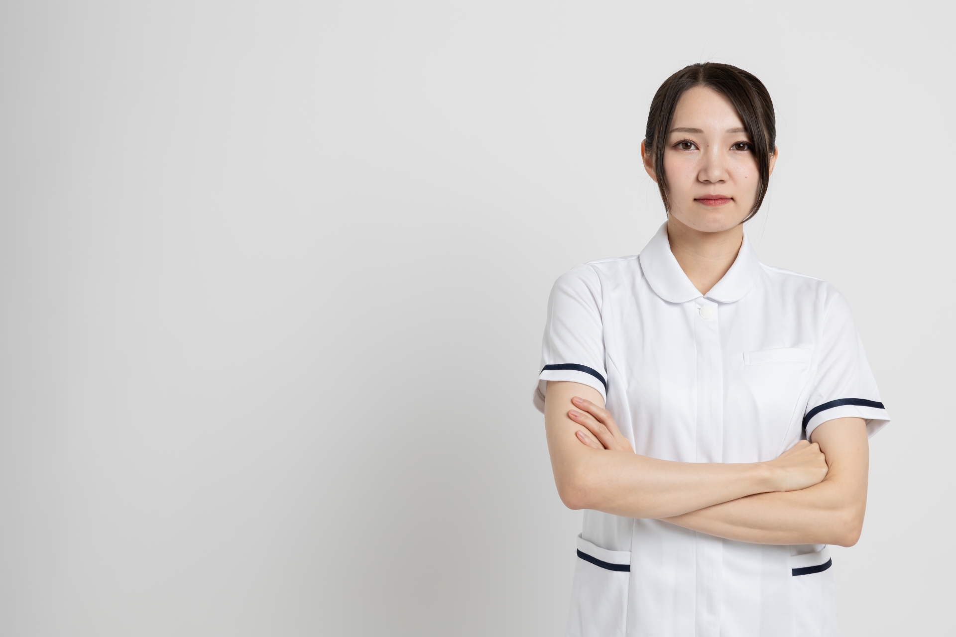 腕を組み怒る看護師
