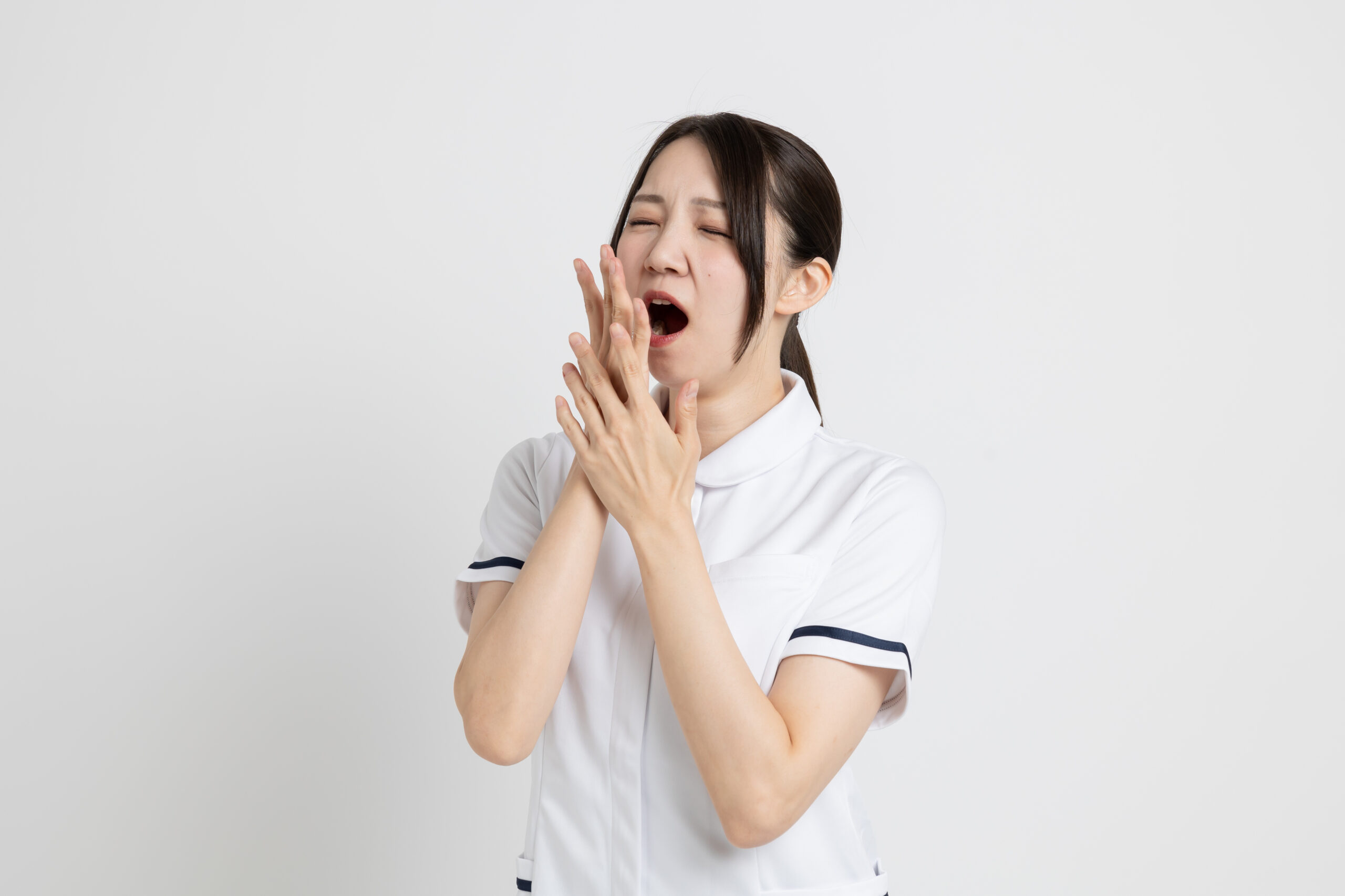 あくびをする看護師
