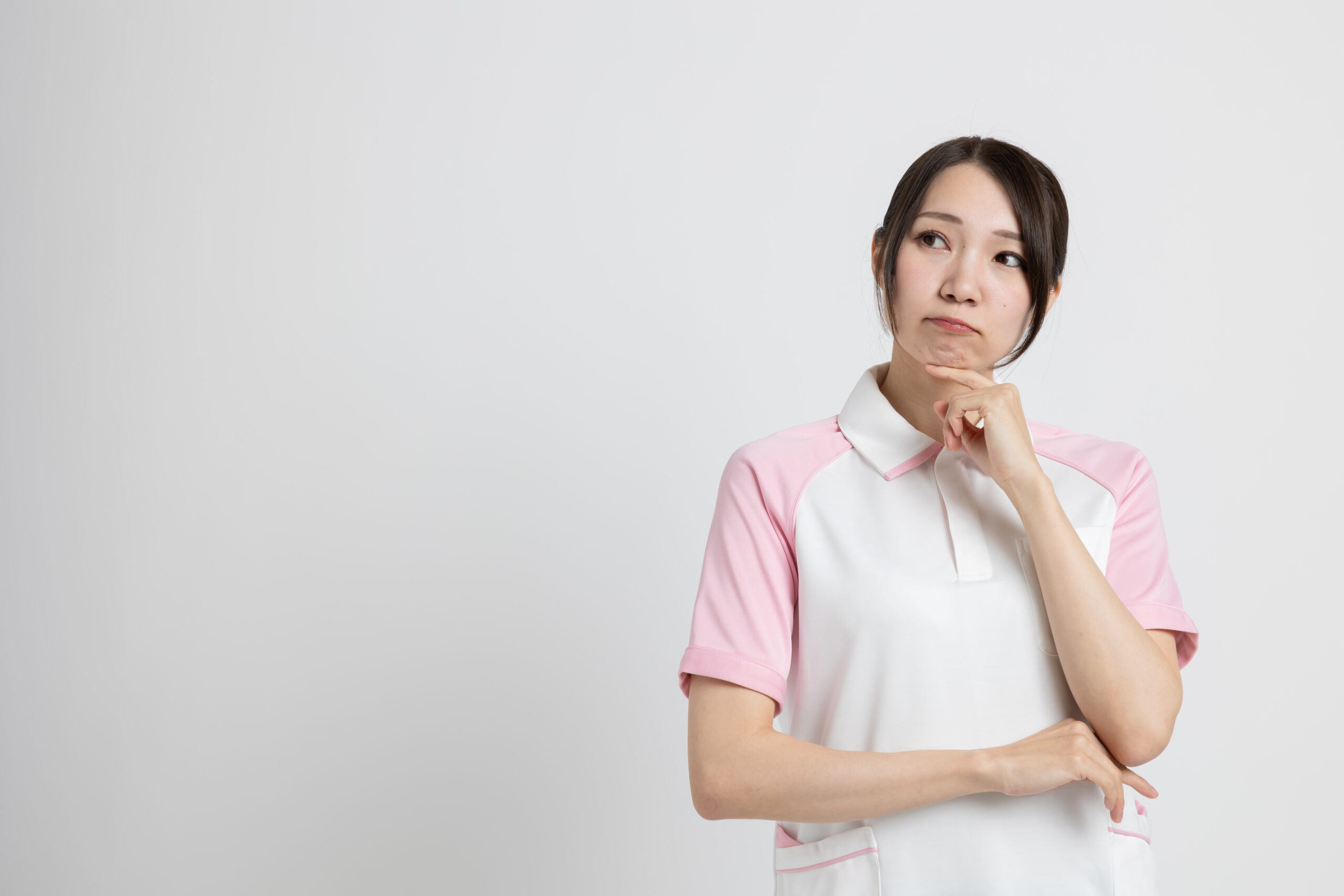 考え事をしている介護士