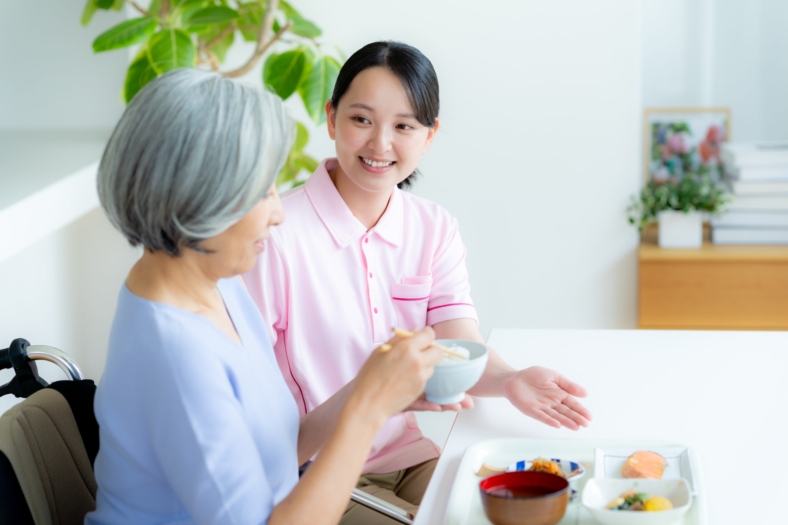 食事を用意する介護士