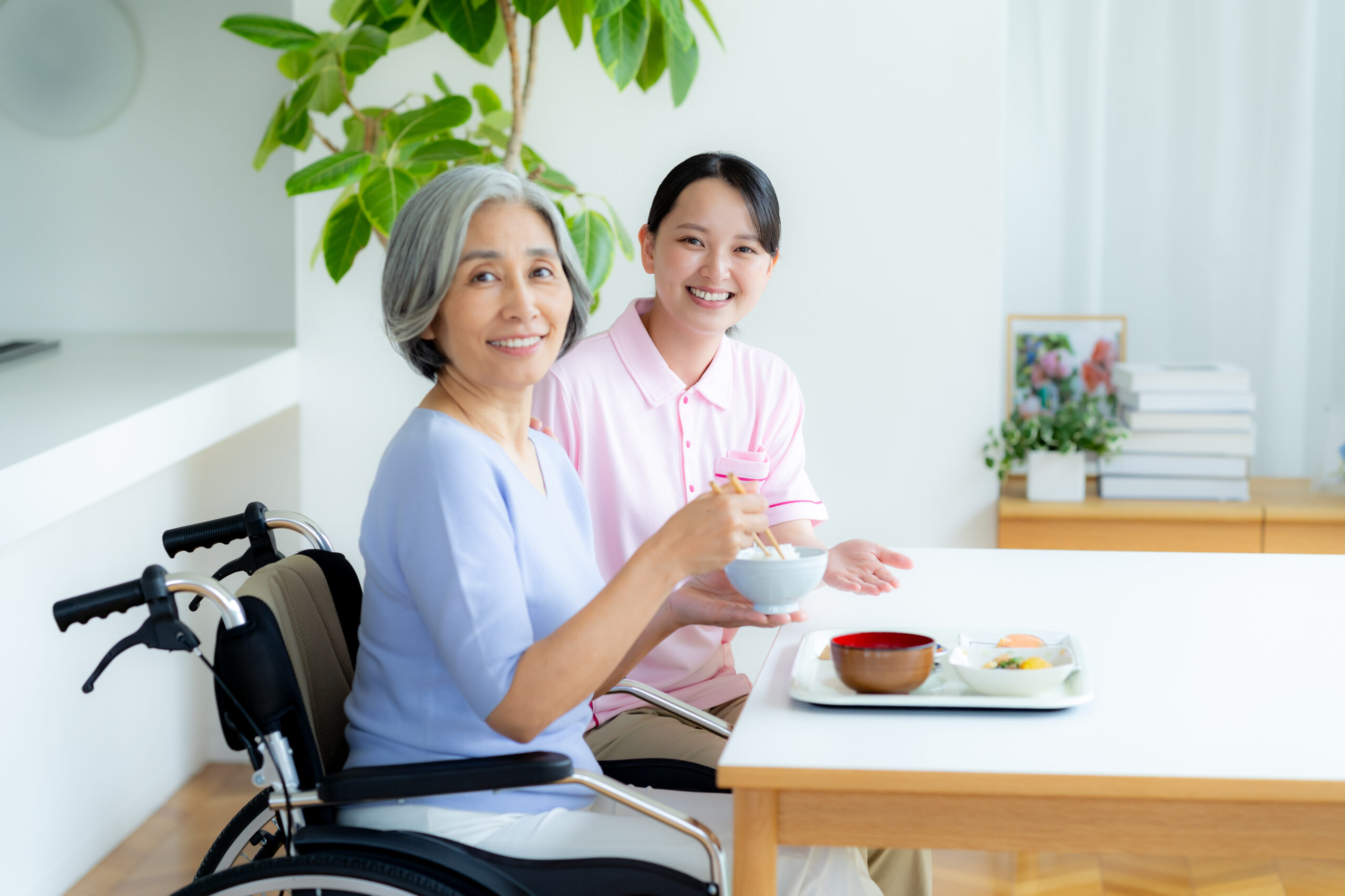 食事を用意する介護士