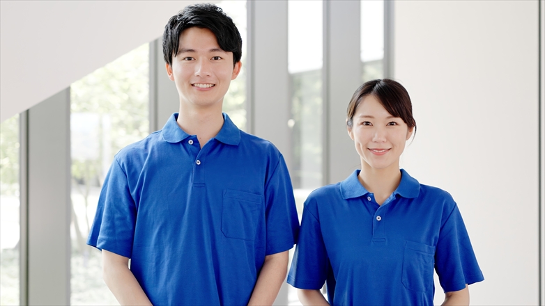 笑顔で立つ介護士
