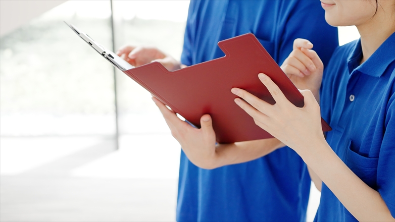 打ち合わせをする介護士