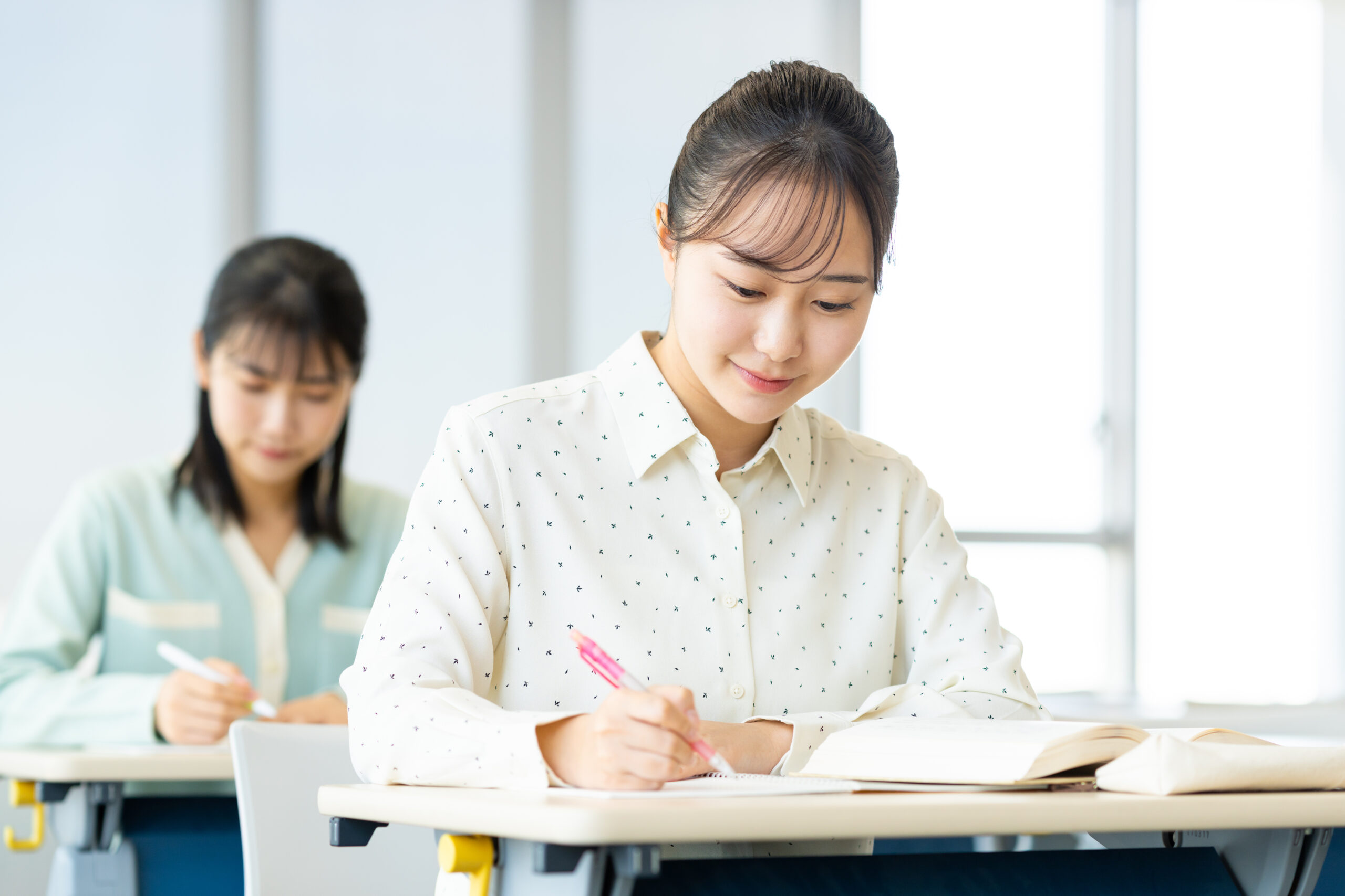 講義を受ける女子大生