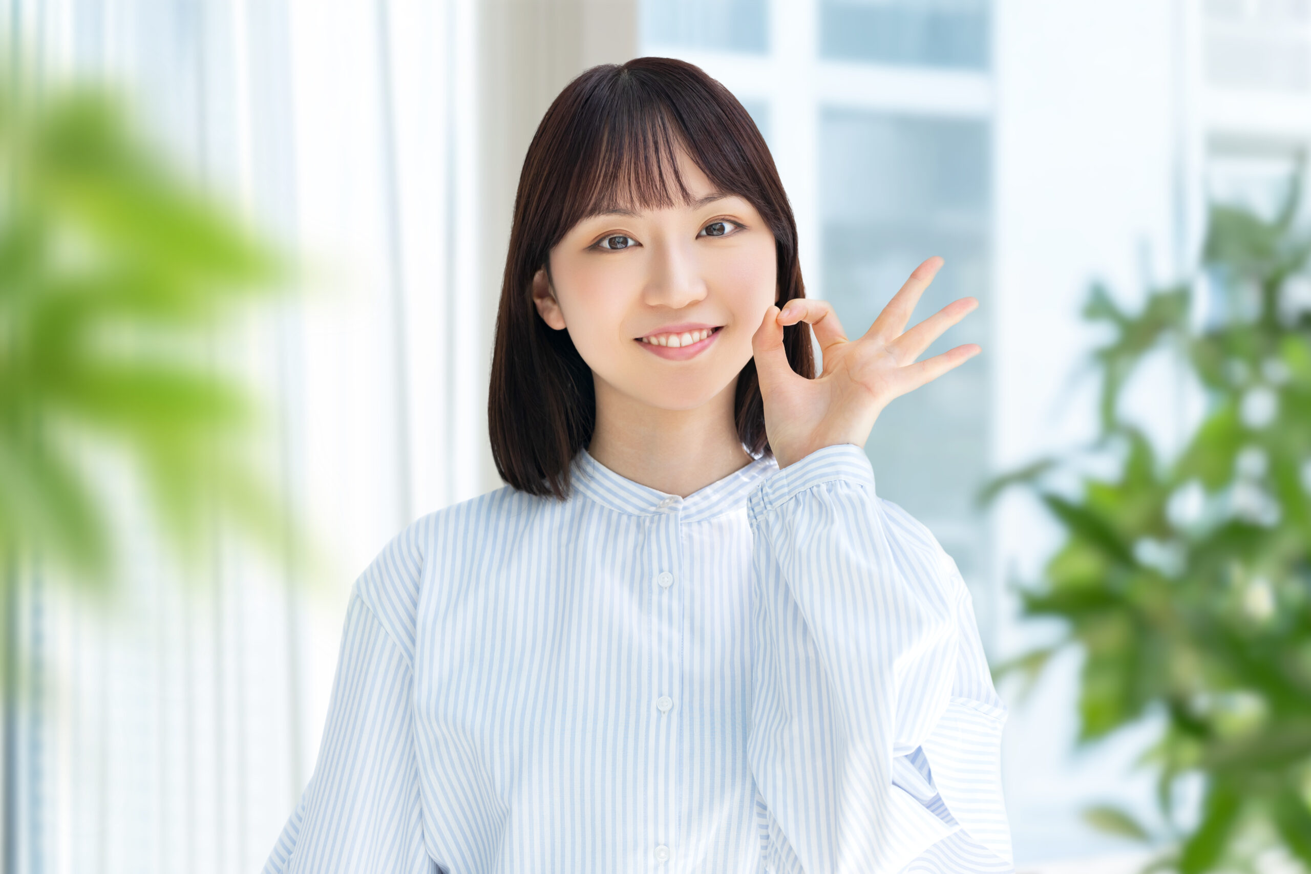 OKポーズをする女性・ビジネスウーマン