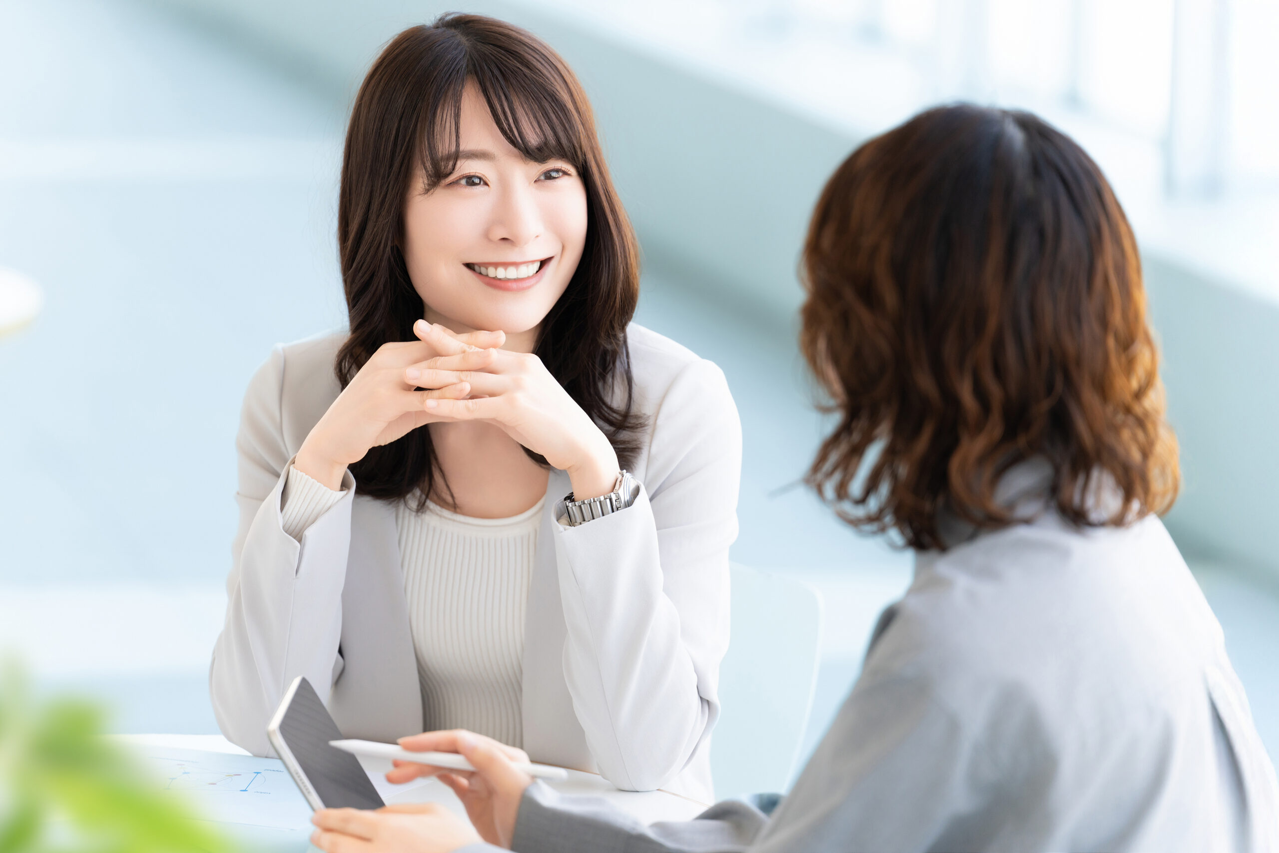 ミーティングをする2人のビジネスウーマン