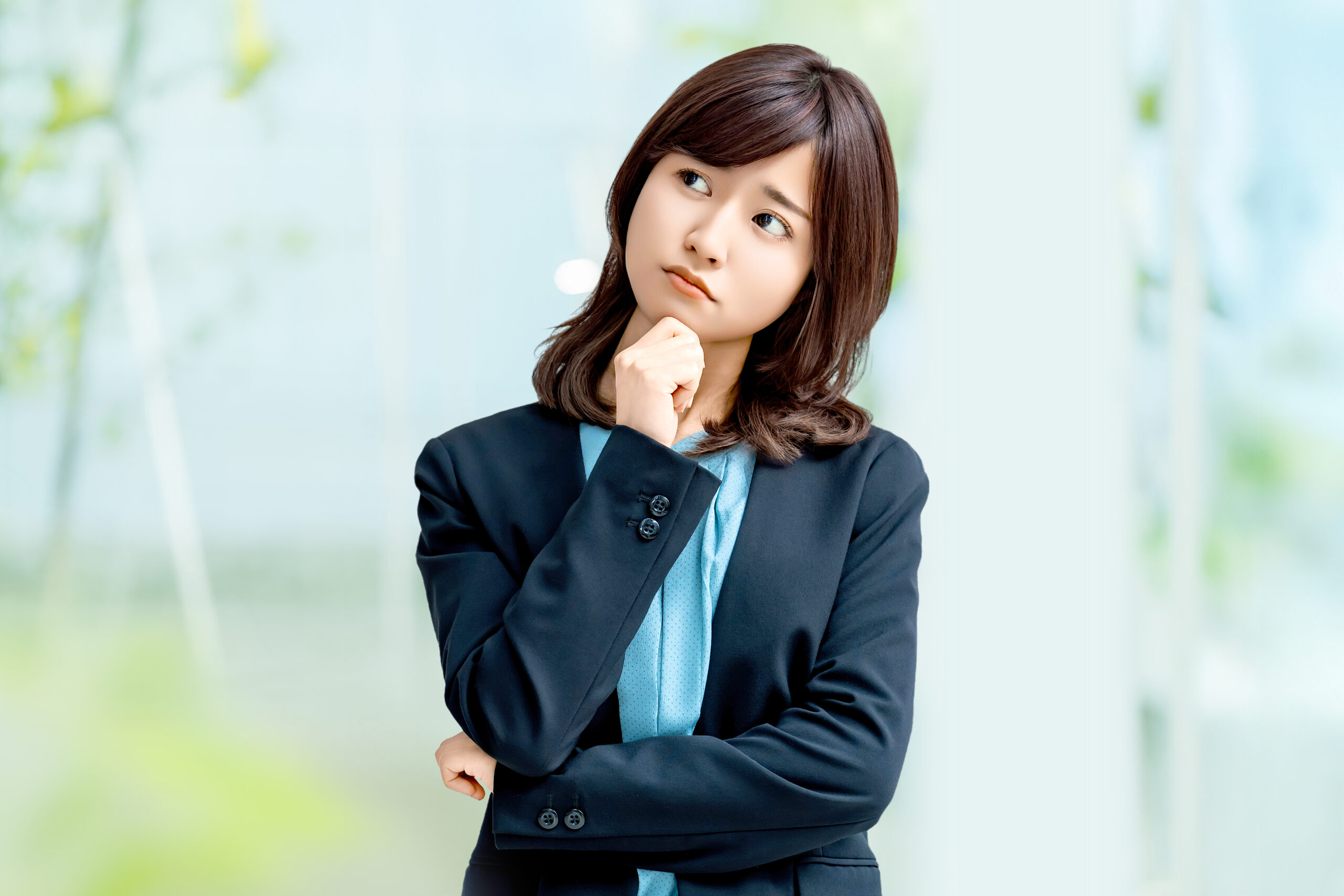 考えごとをする女性・ビジネスウーマン