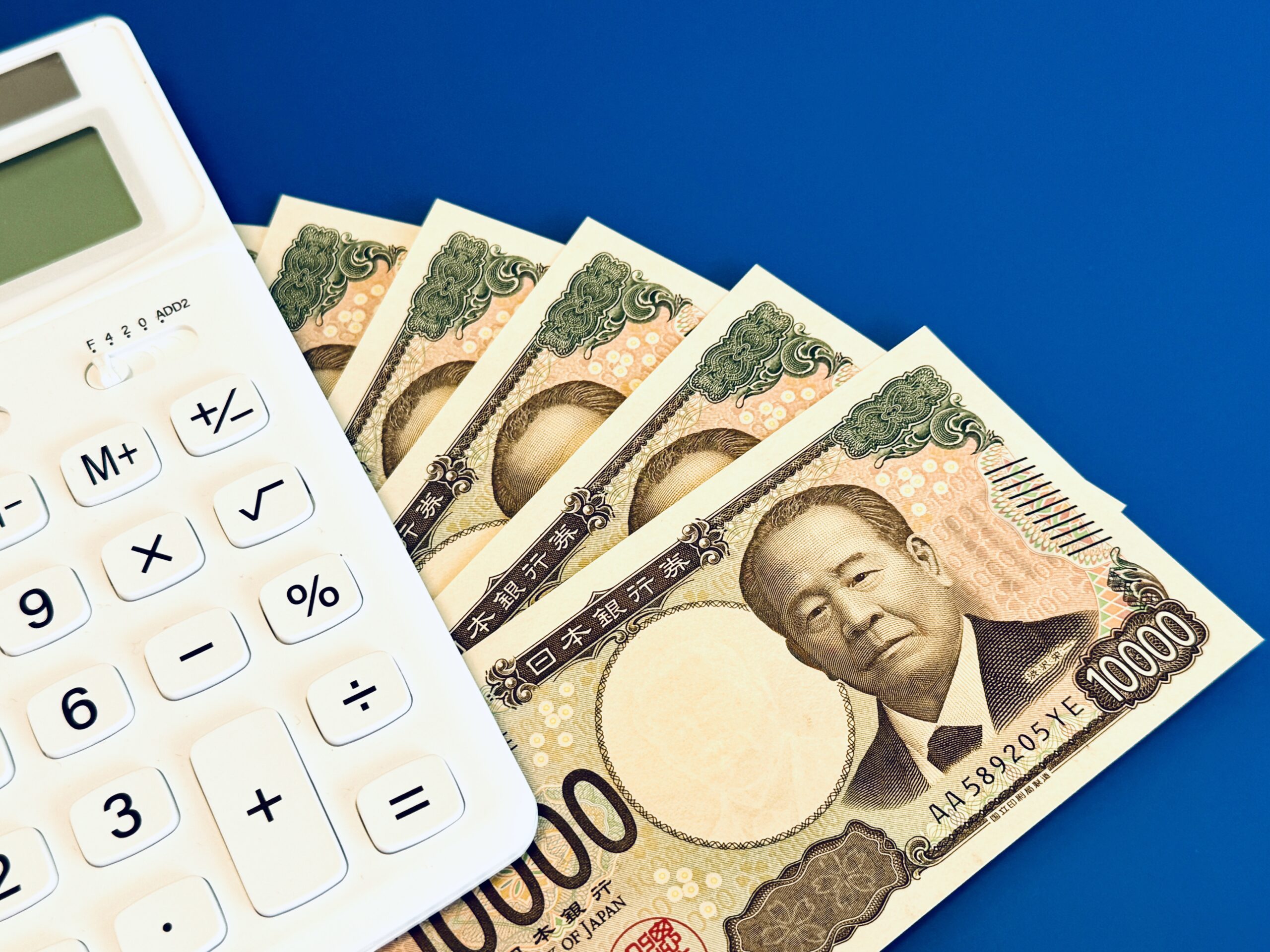 白い電卓とお金