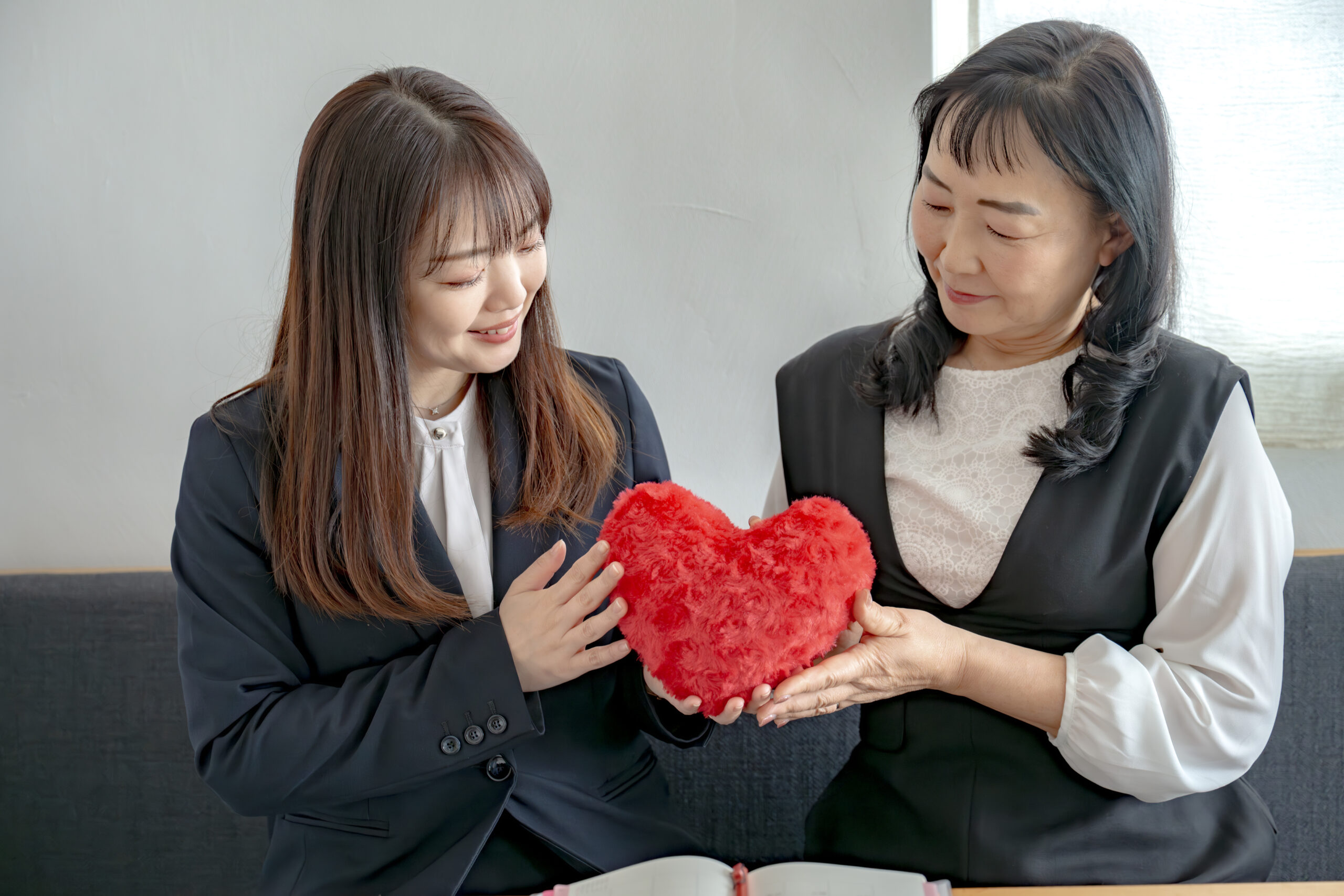 ハートと笑顔の女性たち