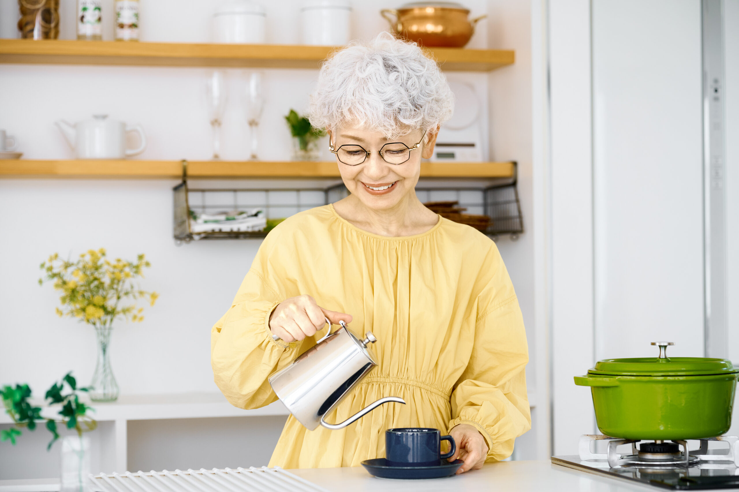 コーヒーをいれるシニア女性
