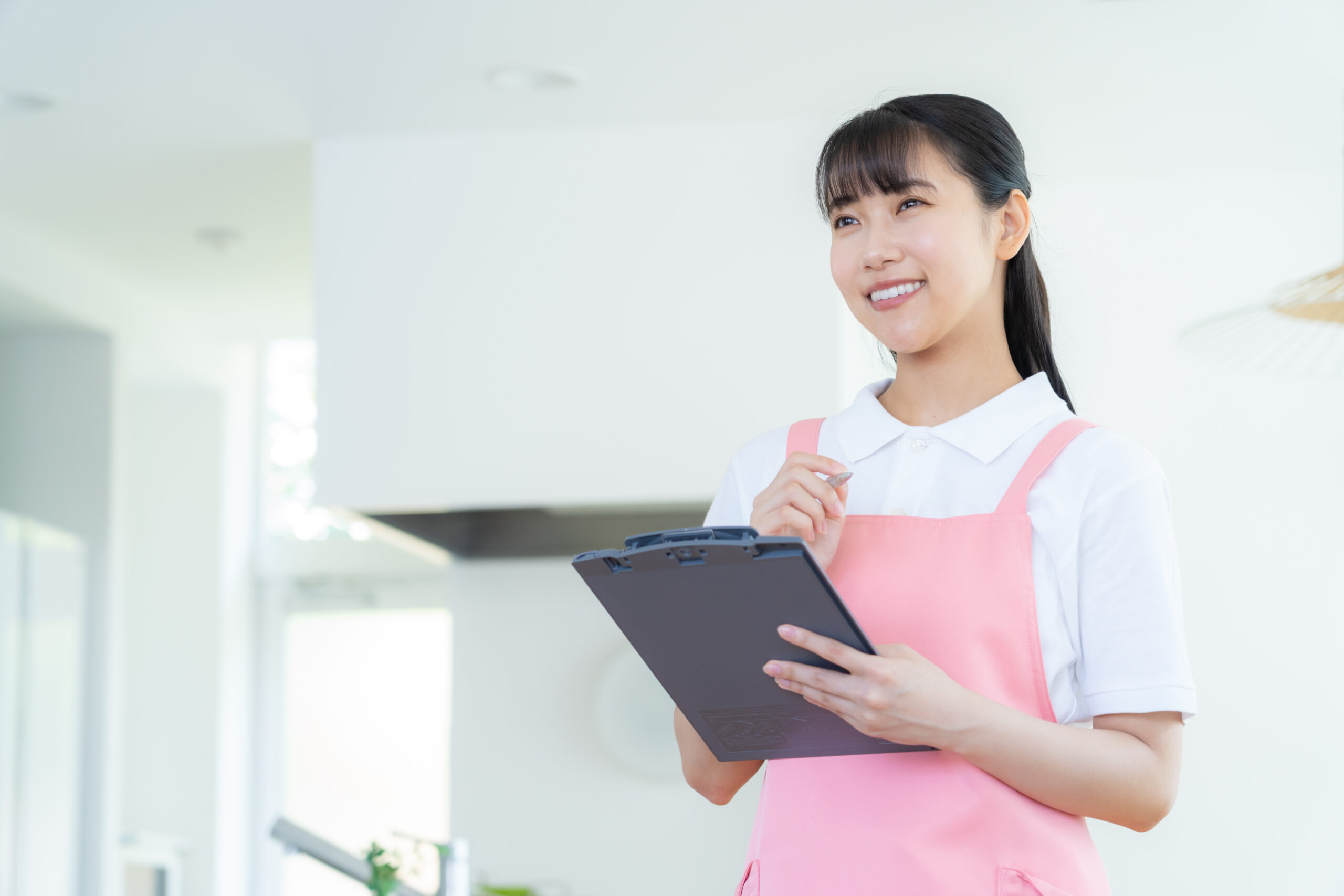 リビングの介護士の女性