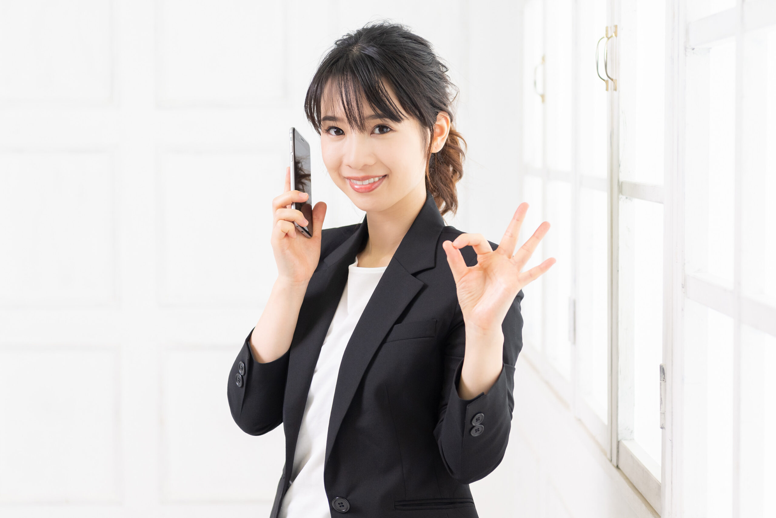 スマホを使う若い女性
