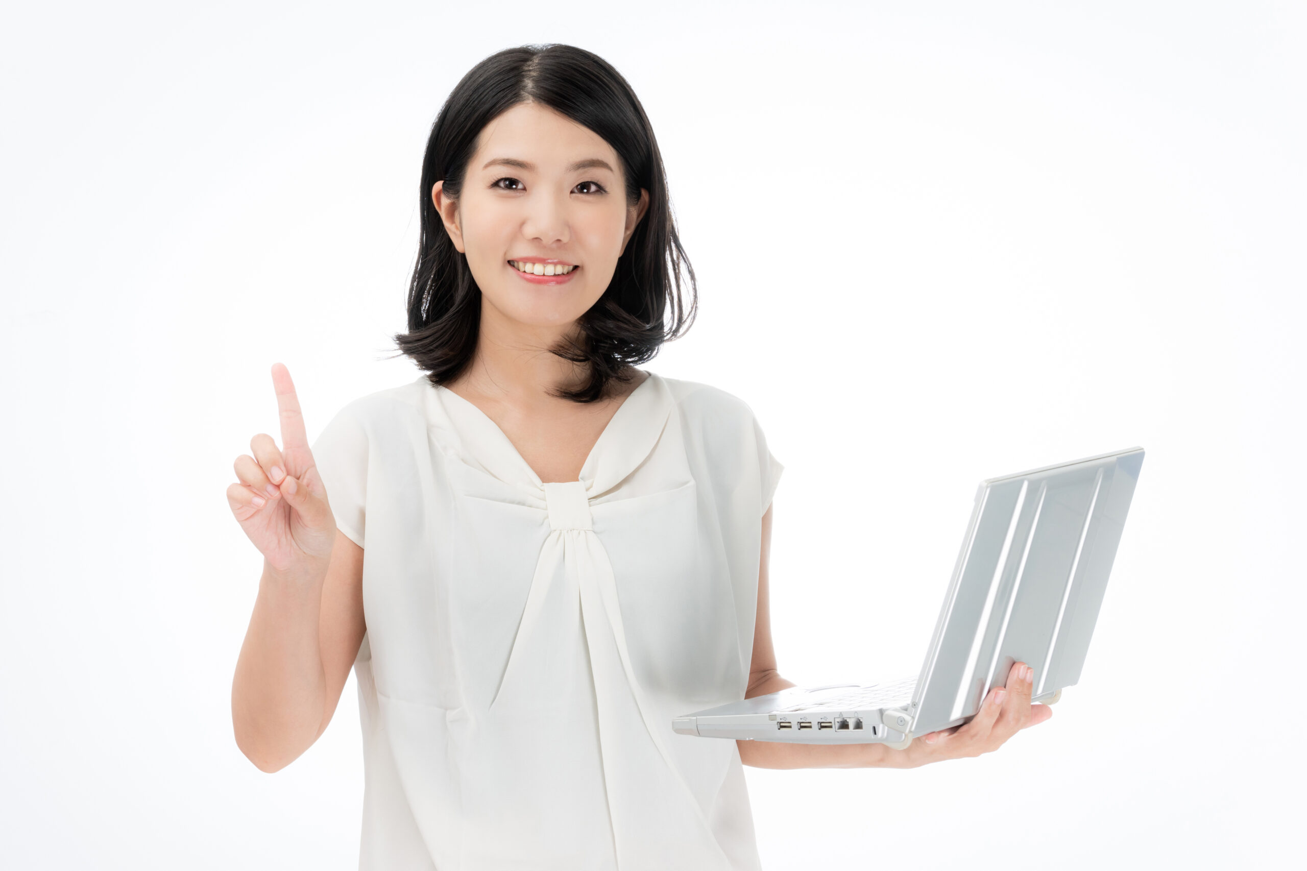 ノートパソコンを持った女性