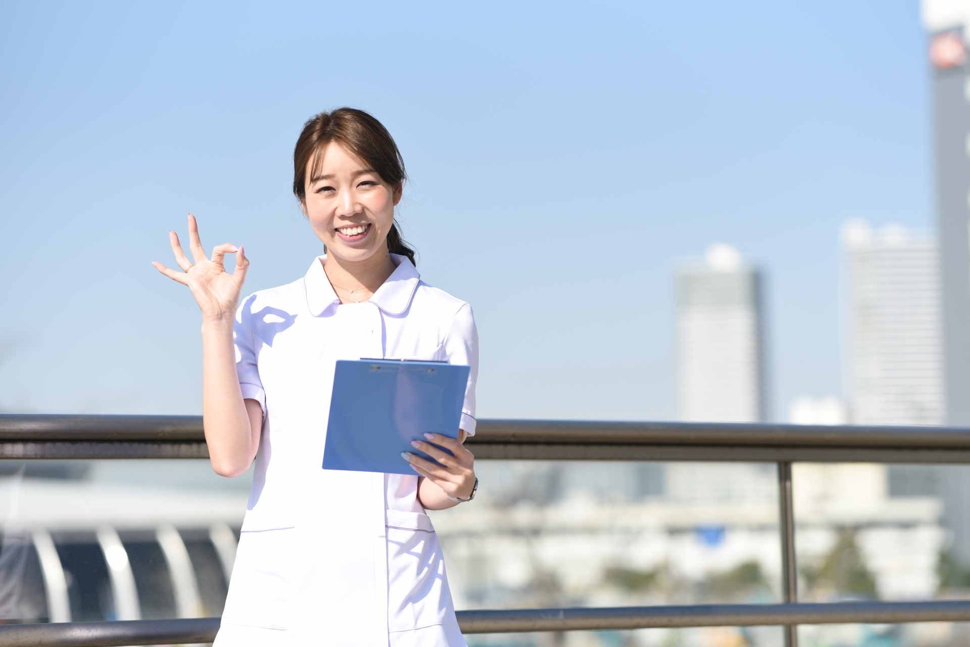 OKサインの看護師