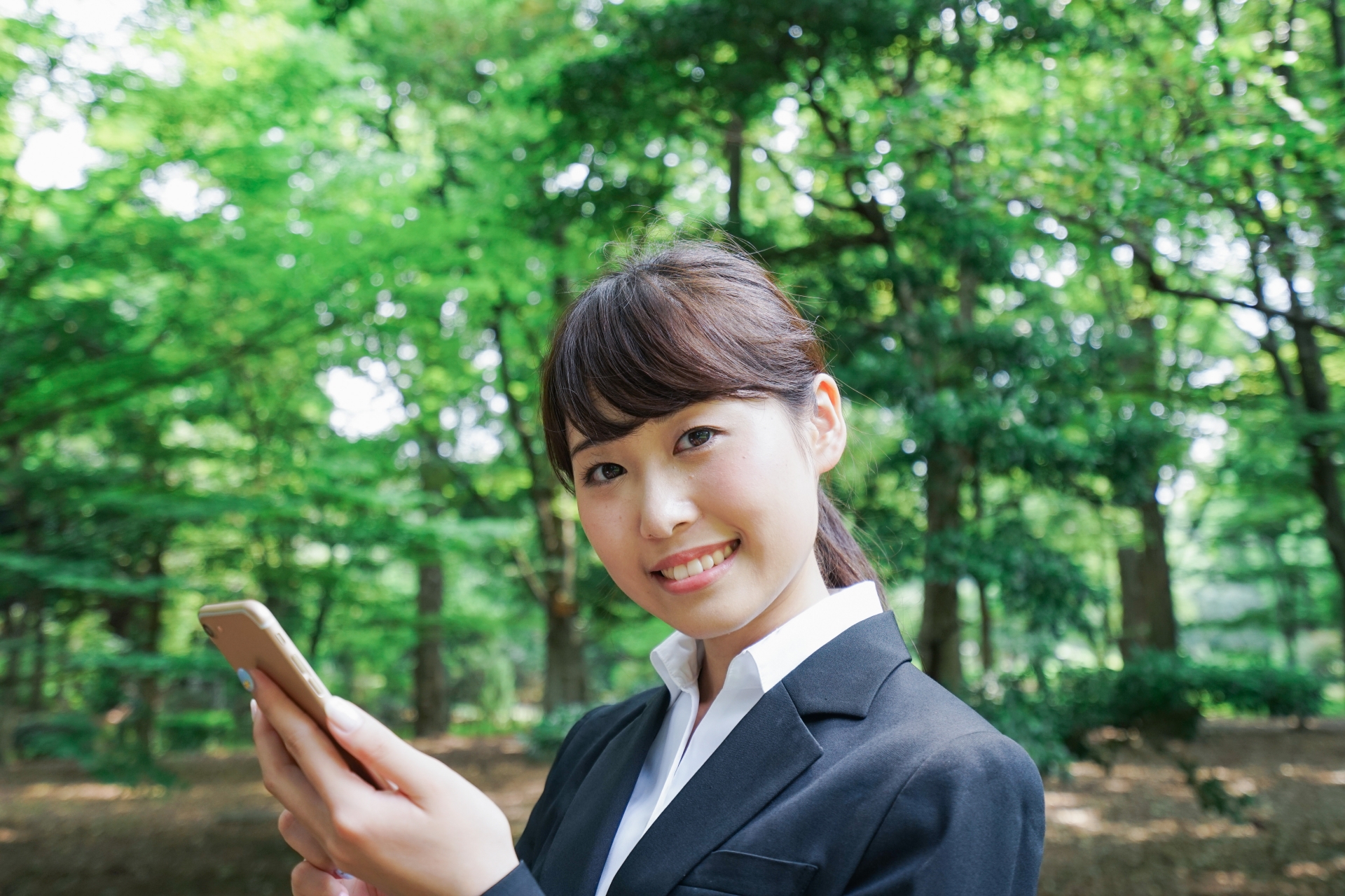 スマホを持つ就活生