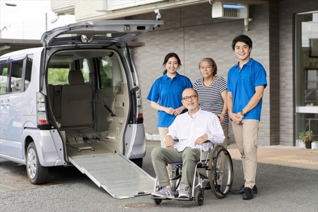 車椅子に乗る高齢者と介護士