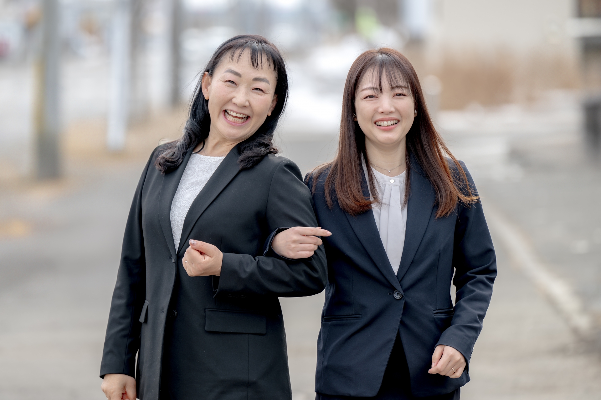 腕組みするビジネスウーマン