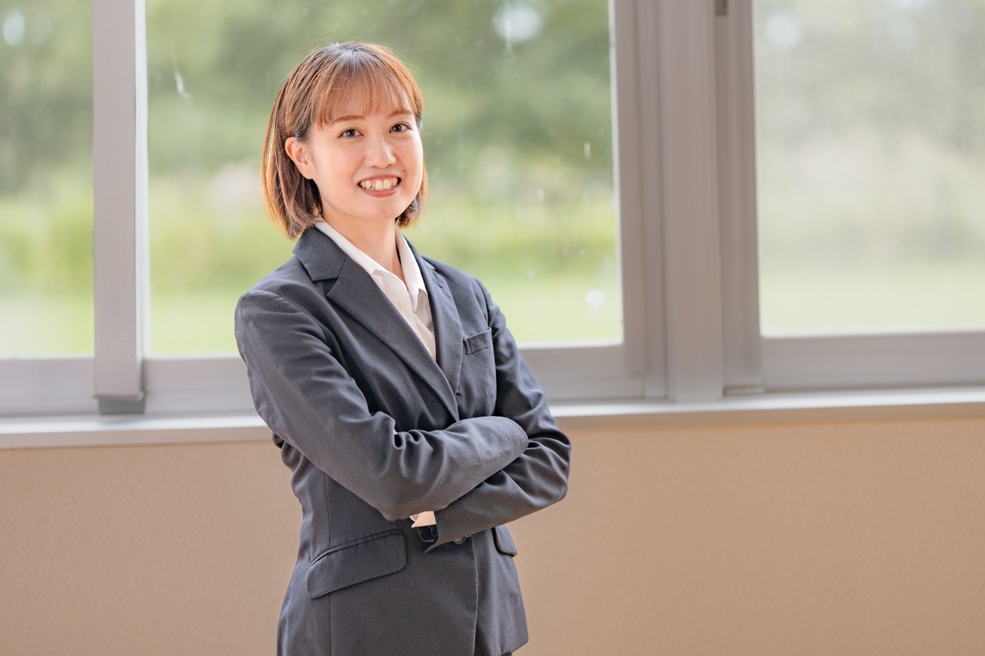 笑顔で腕組みするビジネスウーマン