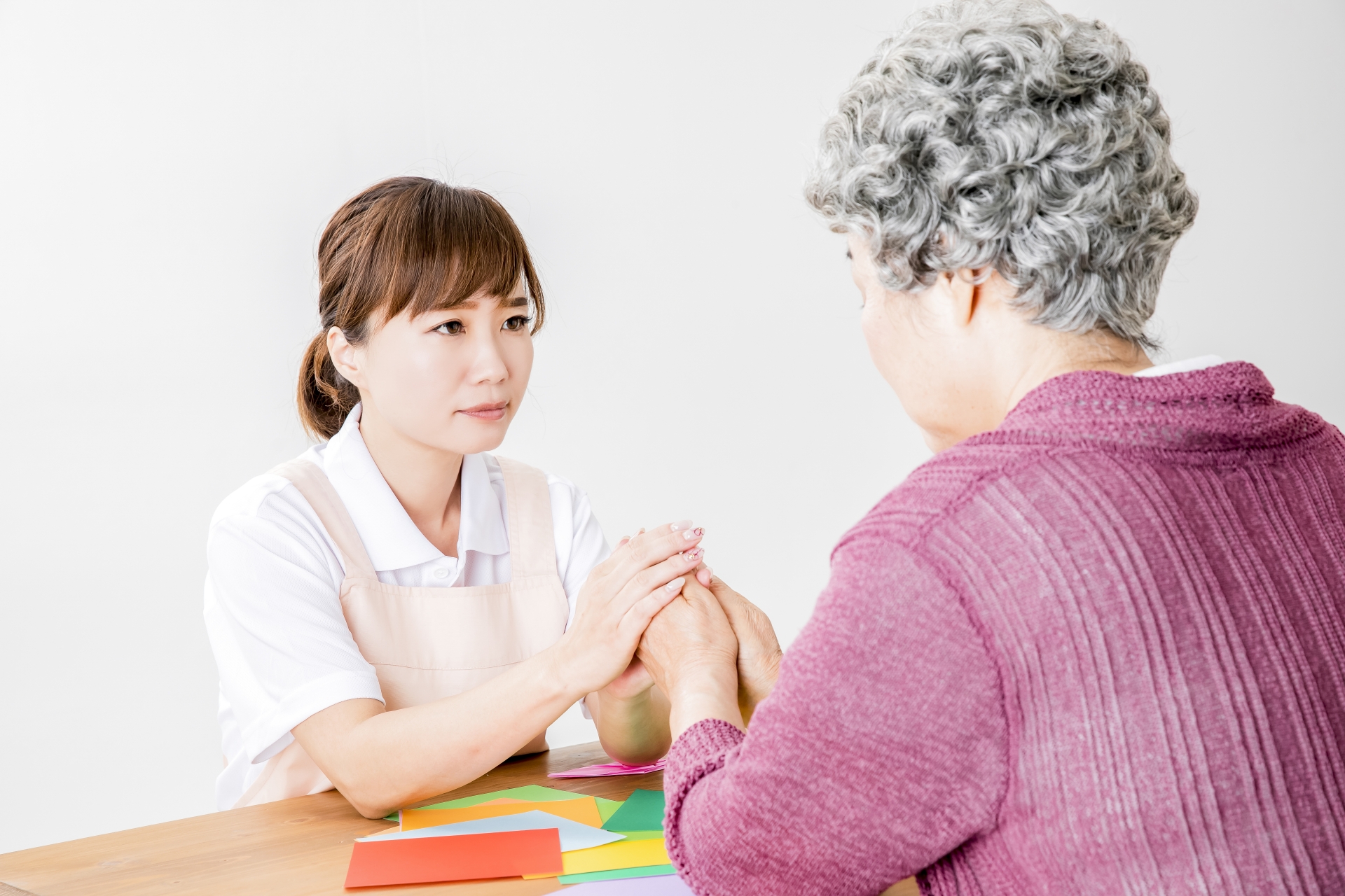 慰める介護士と高齢者の女性