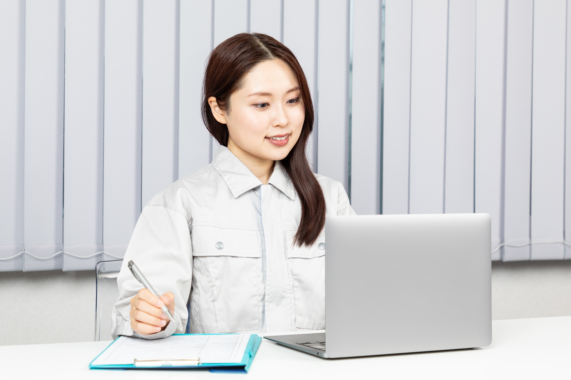 パソコンを操作する女性