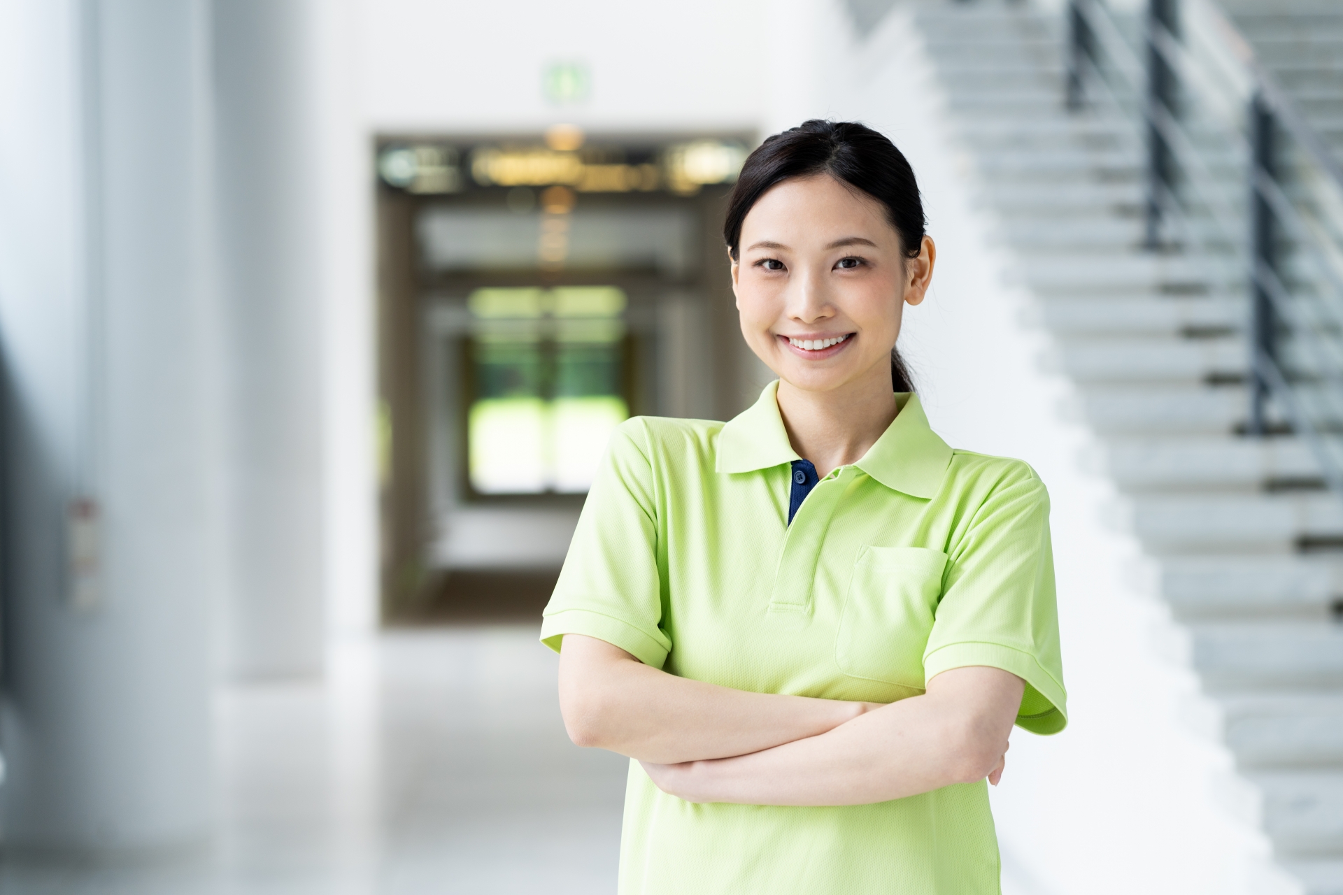 笑顔で腕を組む女性