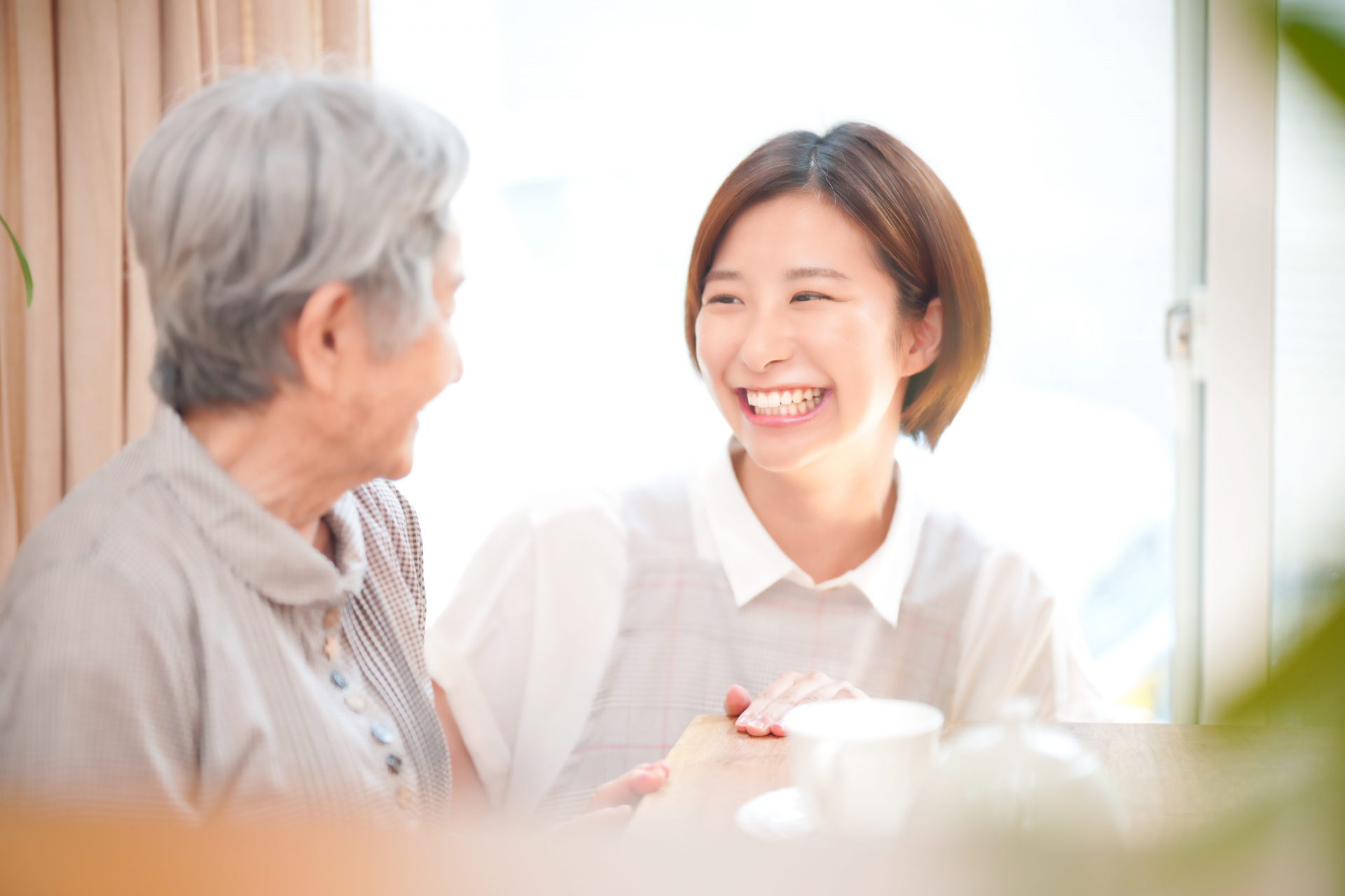 笑顔で利用者と話す介護士