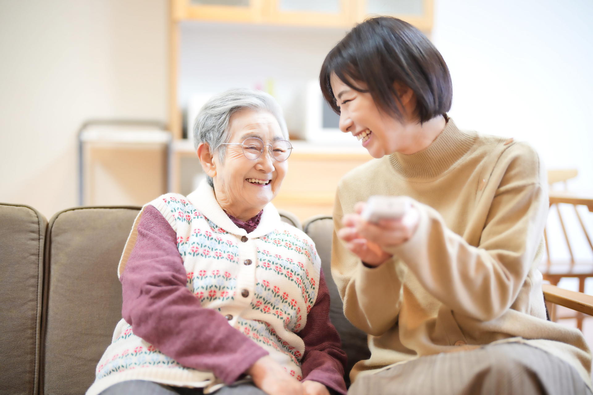 笑顔で会話する高齢者と女性