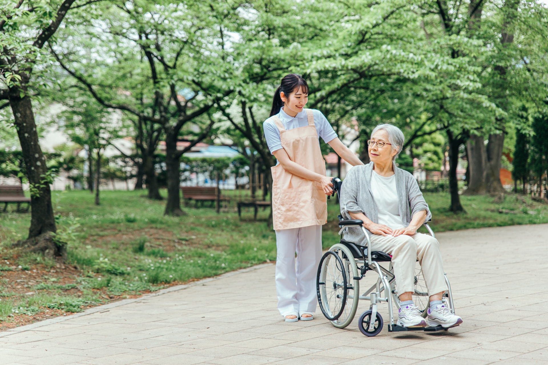 高齢者女性と女性スタッフ