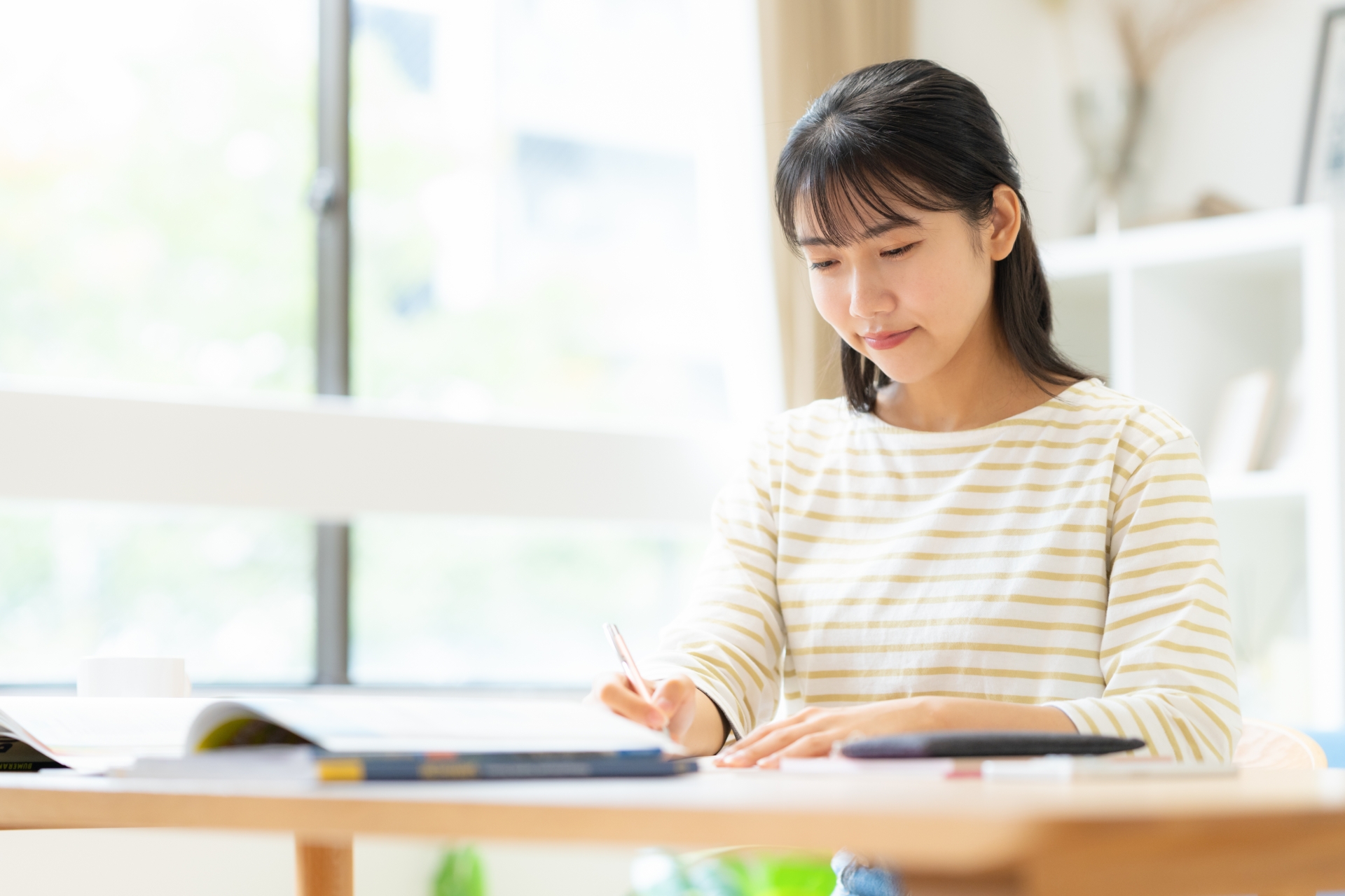 リビングで勉強をする女性