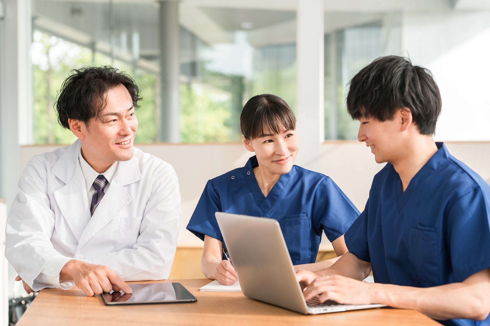 勉強会をする医師・医療スタッフの男女