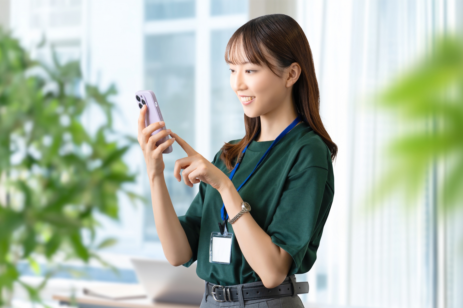 スマホを使う笑顔の女性