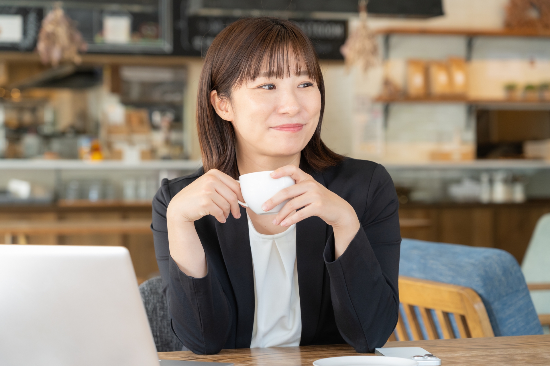 カフェでリラックスする女性