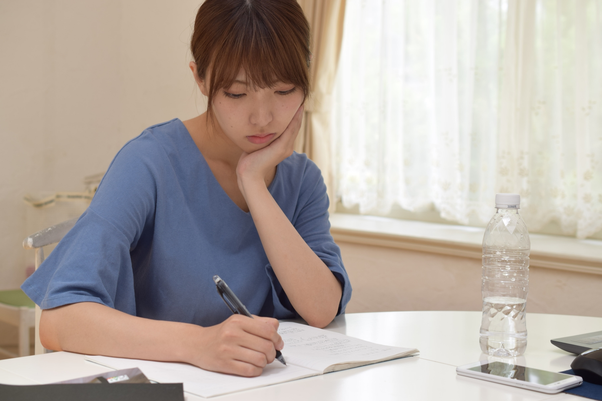 悩む女性