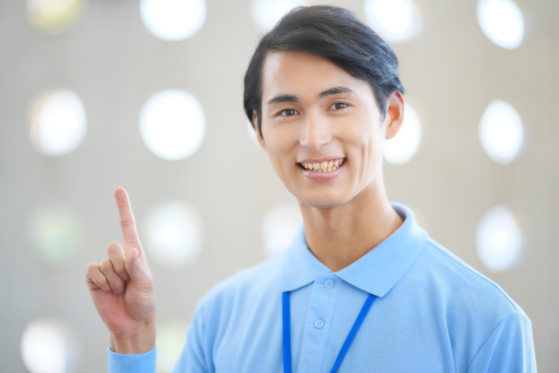 笑顔で指を立てる男性介護士