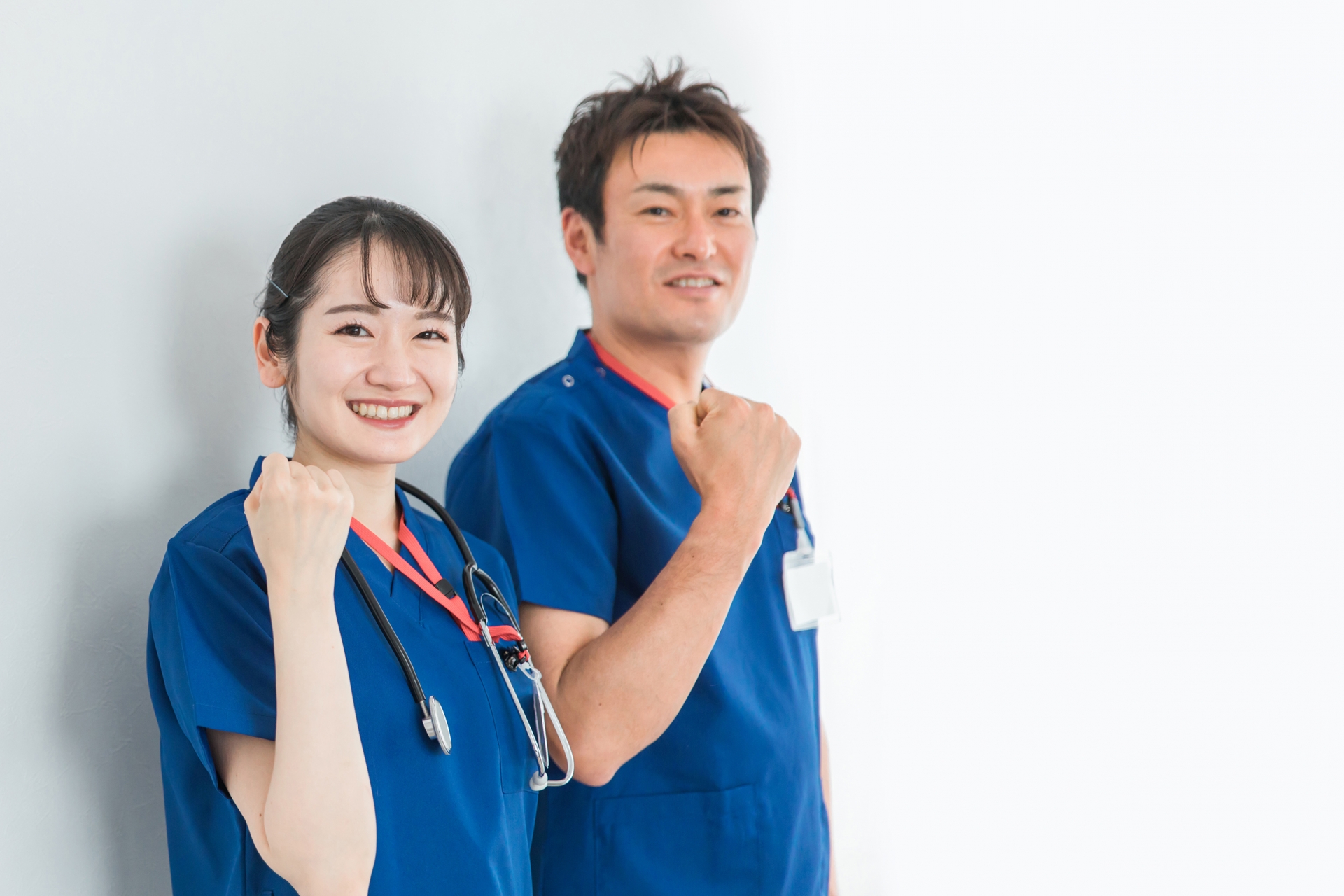 青いユニフォームを着た男女（医者・医師）