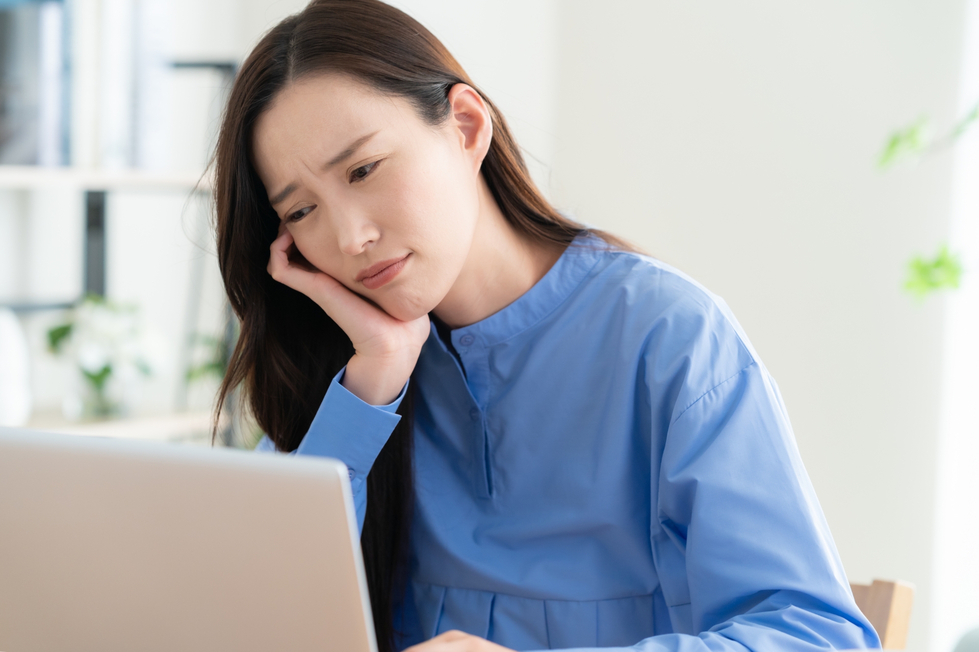 リビングでテレワークをする若い女性