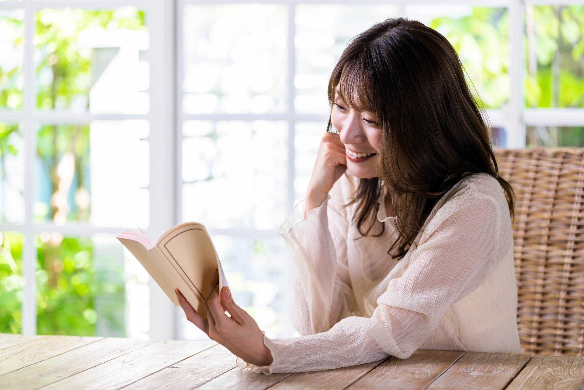 読書をする女性