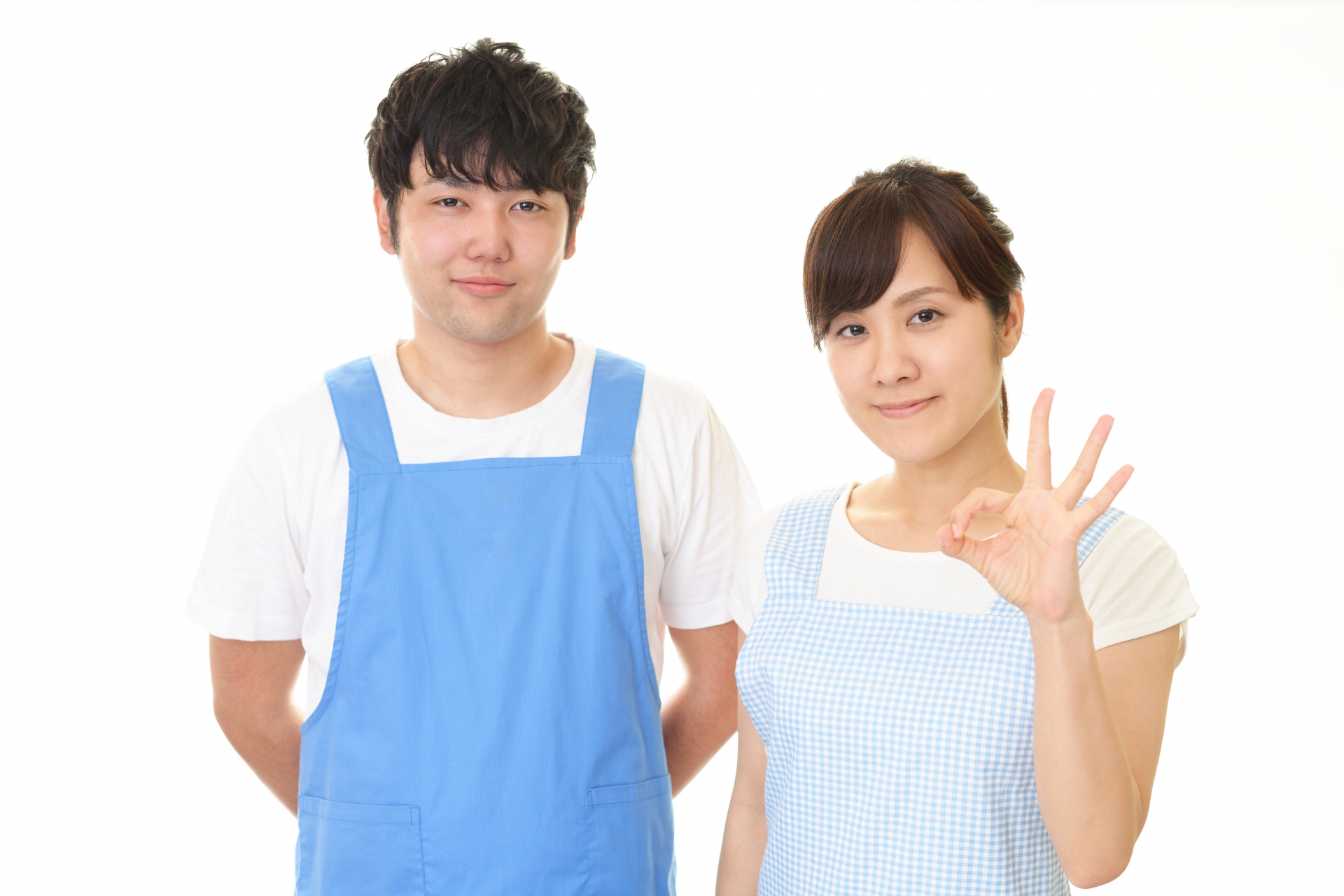 エプロンを着た男性と女性