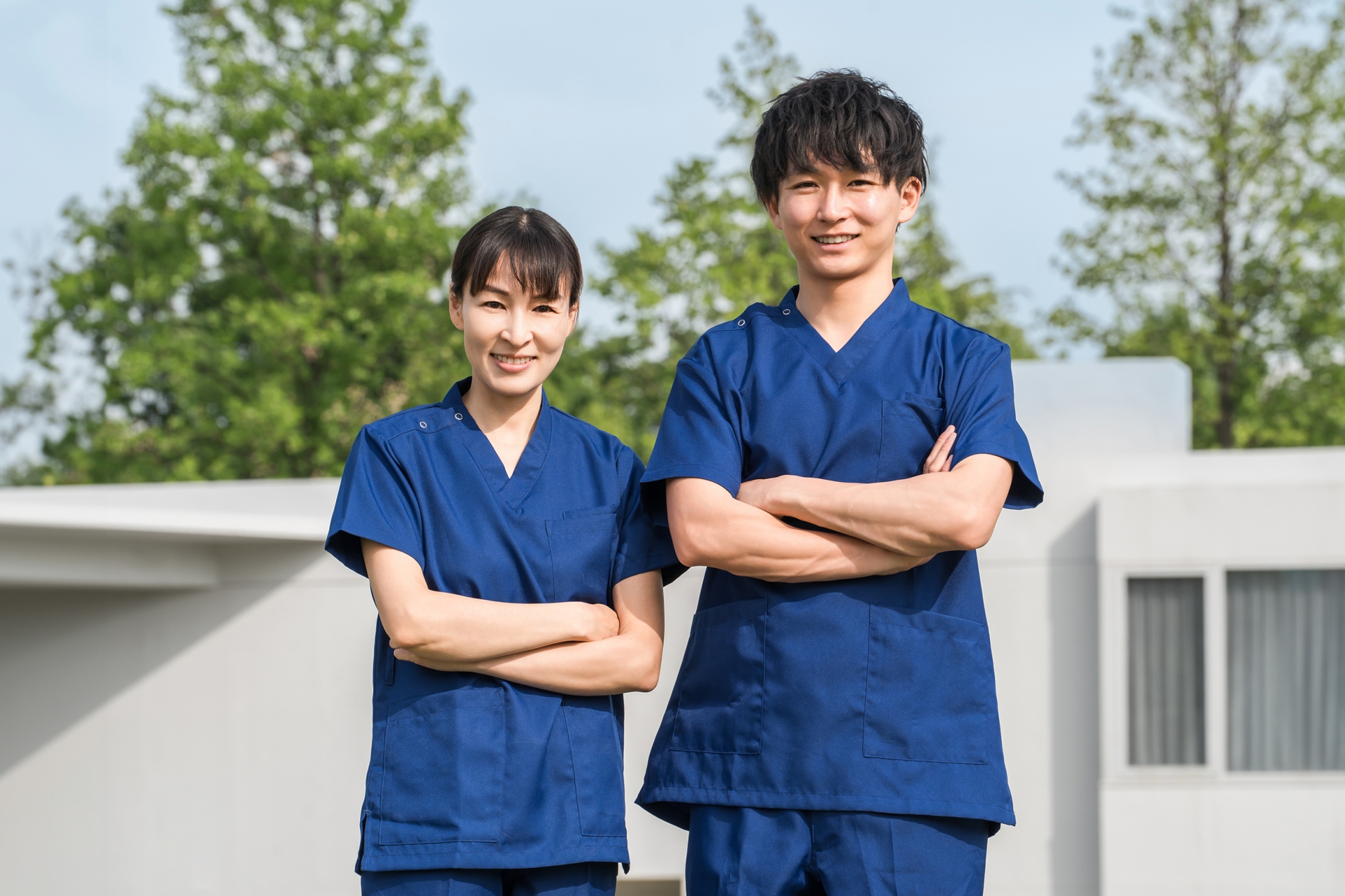 腕を組む男女の介護士