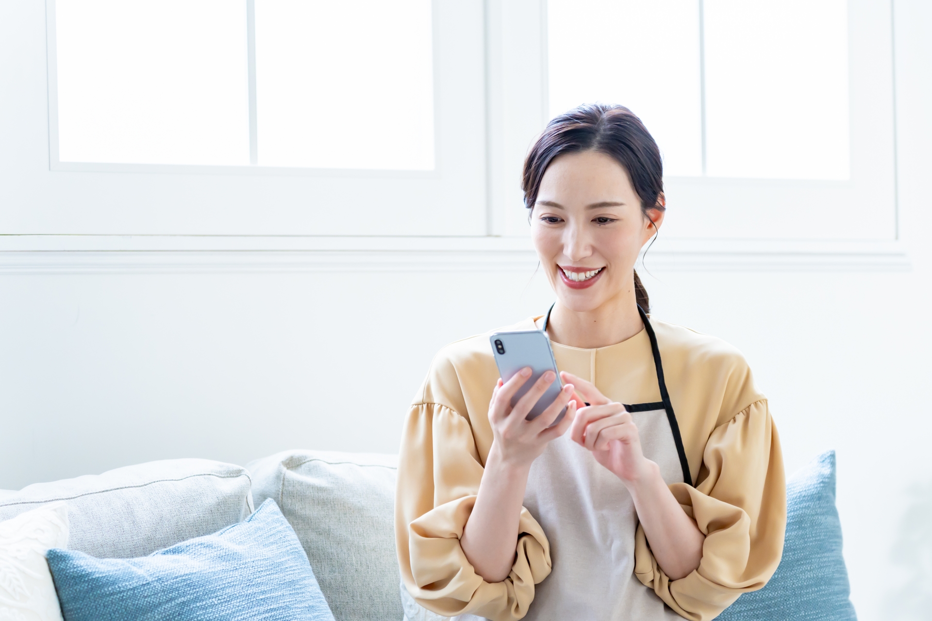 携帯を触る女性