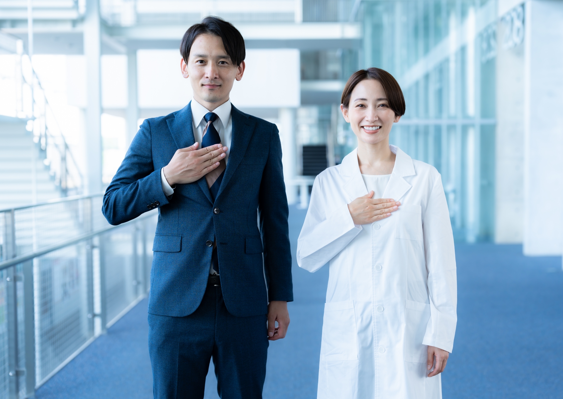 スーツの男性と白衣の女性