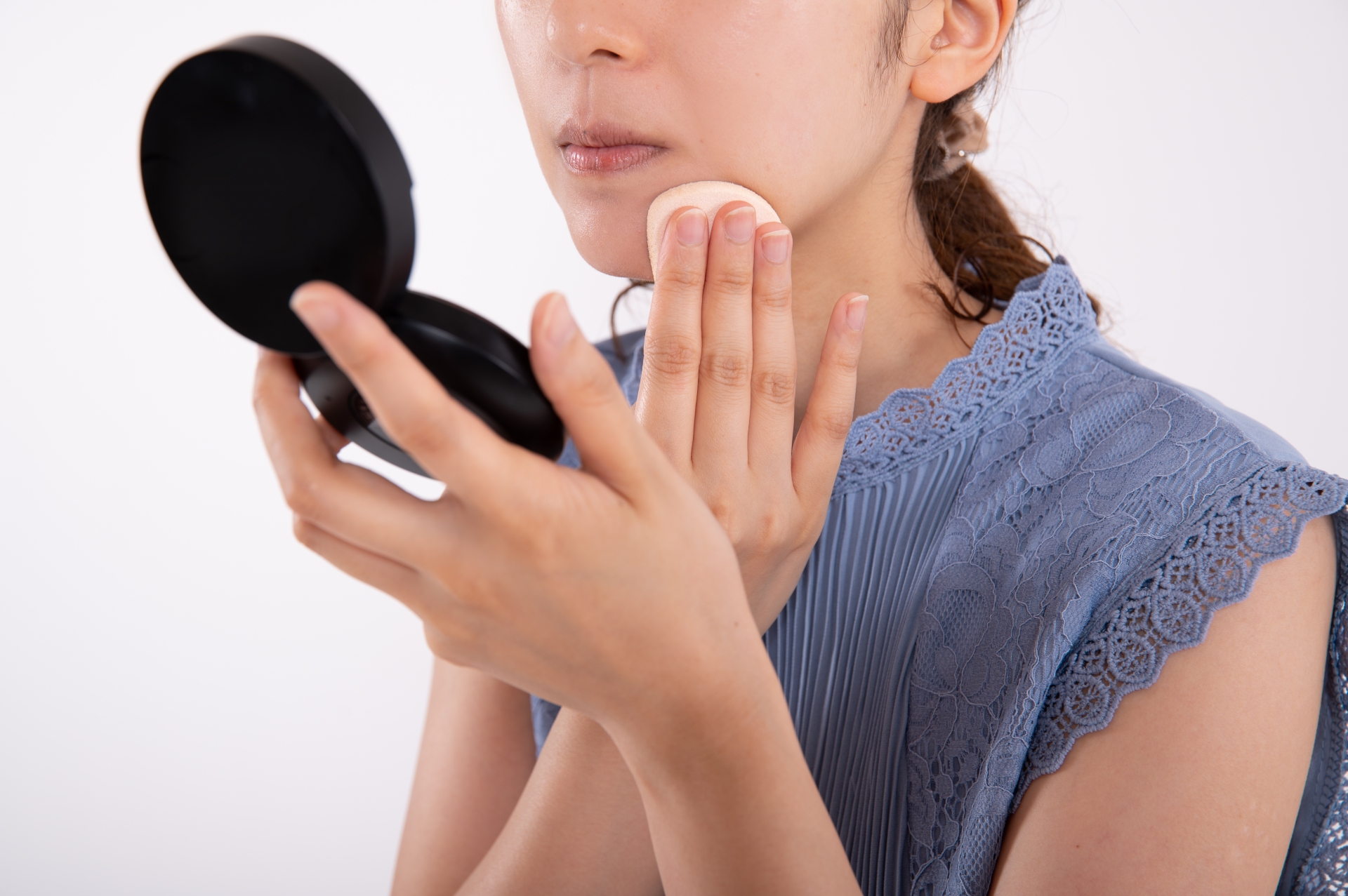 ファンデを塗る女性