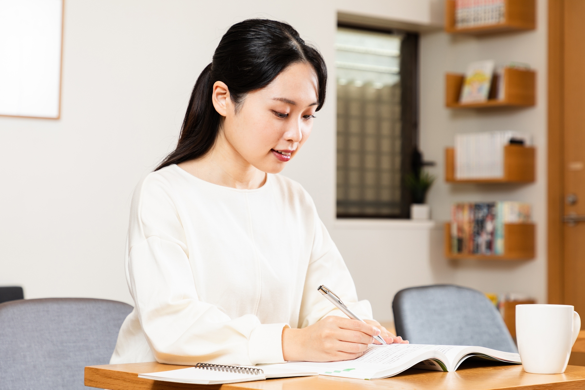試験勉強をする女性